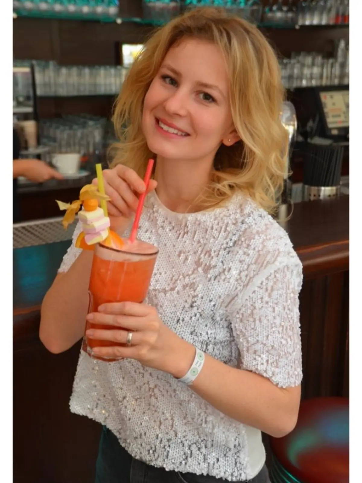 Junge Frau trinkt Cocktail