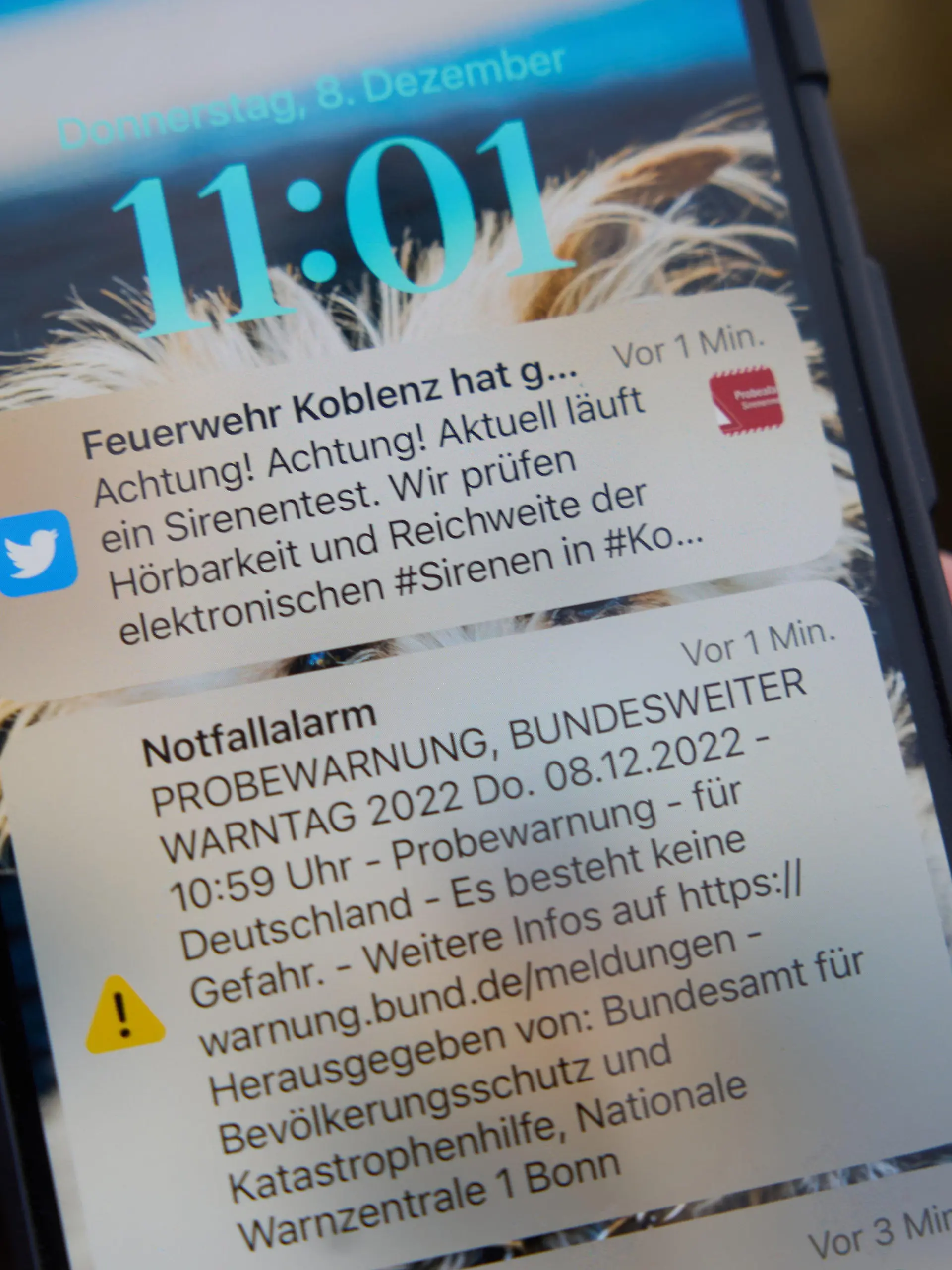 ARCHIV - 08.12.2022, Rheinland-Pfalz, Heimersheim: Eine Cell-Broadcast-Botschaft ist am allgemeinen Warntag, 08.12.2022 kurz nach 11 Uhr auf dem Display eines Smartphones zu sehen. (zu dpa: «Warnsystem Cell Broadcast kann überall eingesetzt werden») Foto: Thomas Frey/dpa +++ dpa-Bildfunk +++
