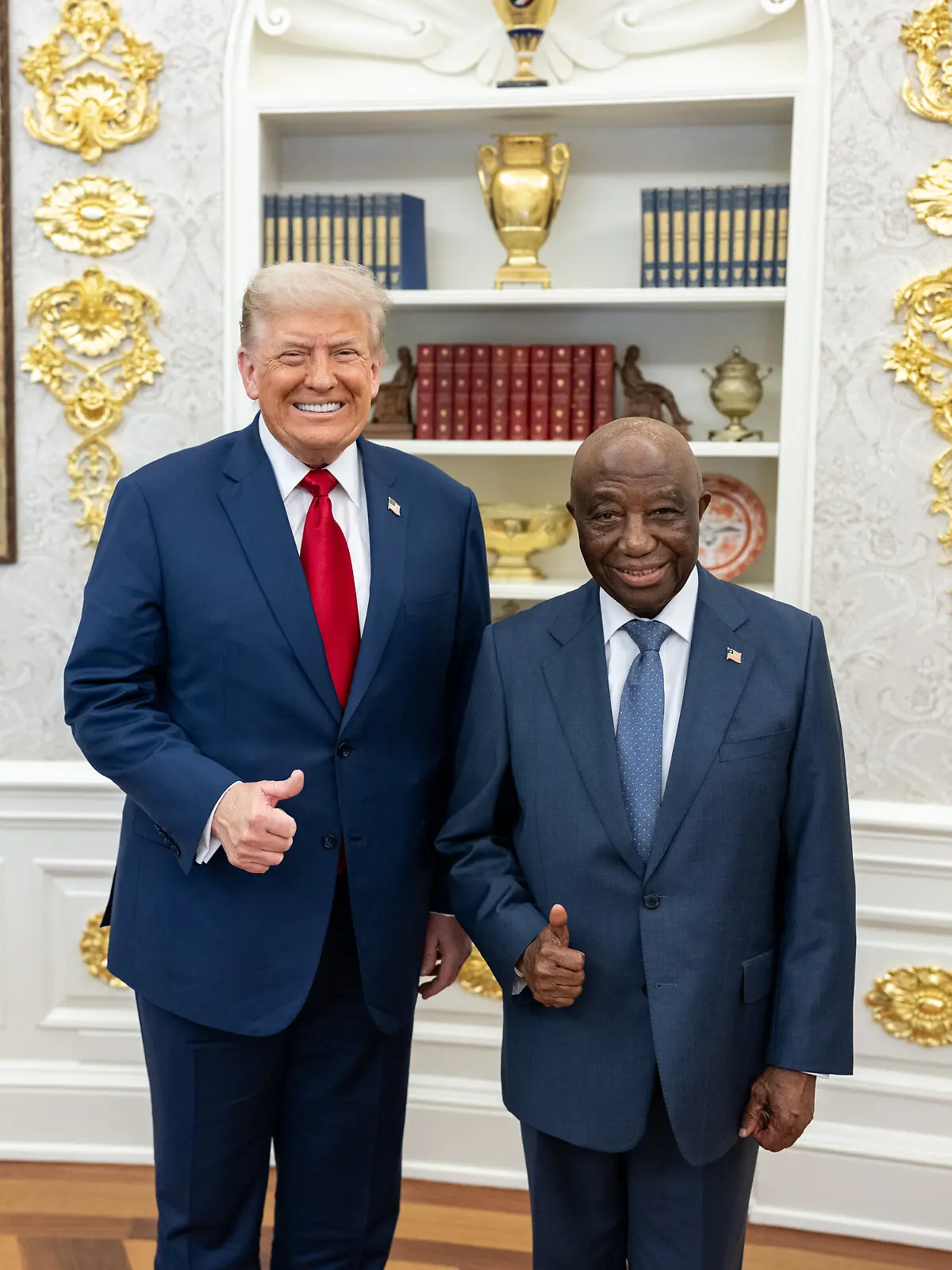 Bild zu: "Trump lobt Präsident für sein Englisch, dessen Landessprache Englisch ist"