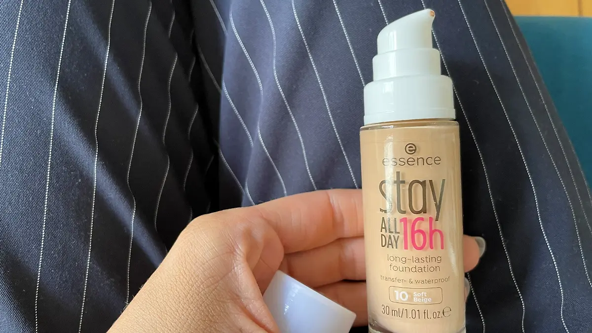 Das günstigste Produkt im Test! Kann das wasserfeste Make-up von essence trotzdem mithalten?