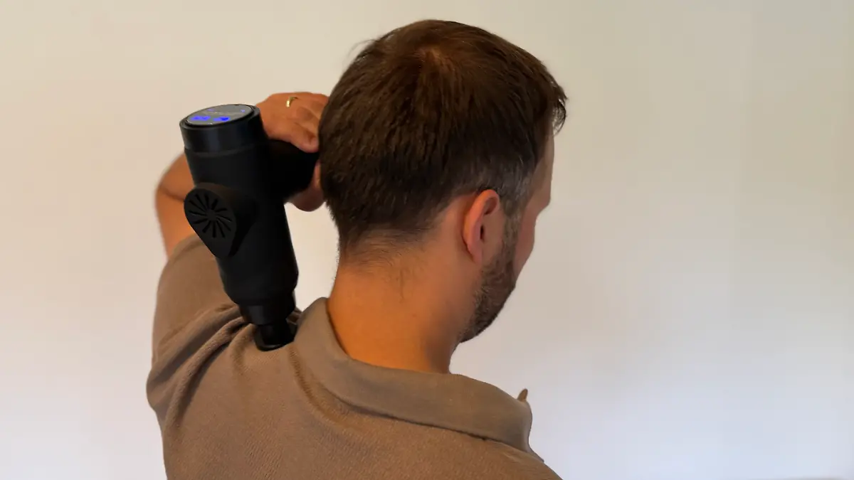 Massage plus Muckis: Die Zerolia-Massgepistole fordert meine Schultern doppelt.