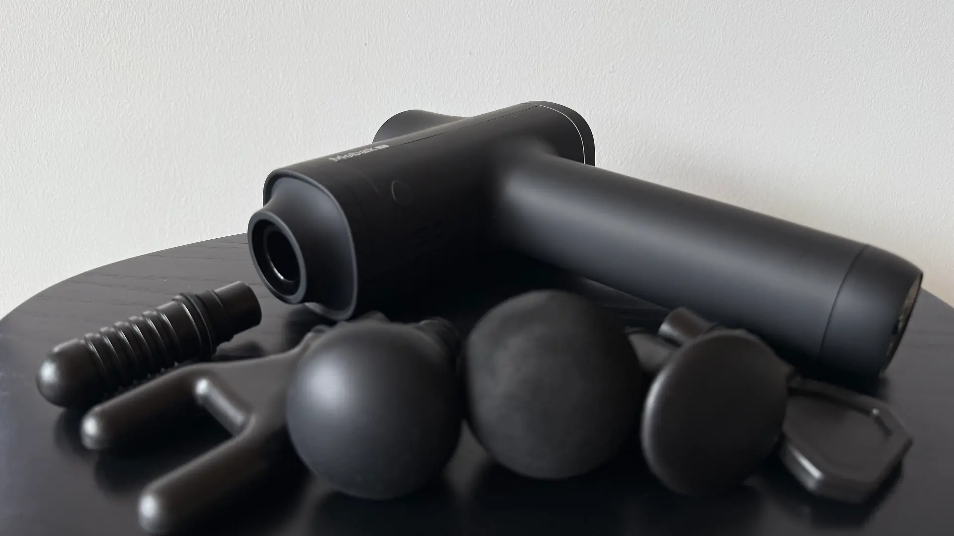 Die Massagepistole von Mebak 5 liegt bequem in der Hand