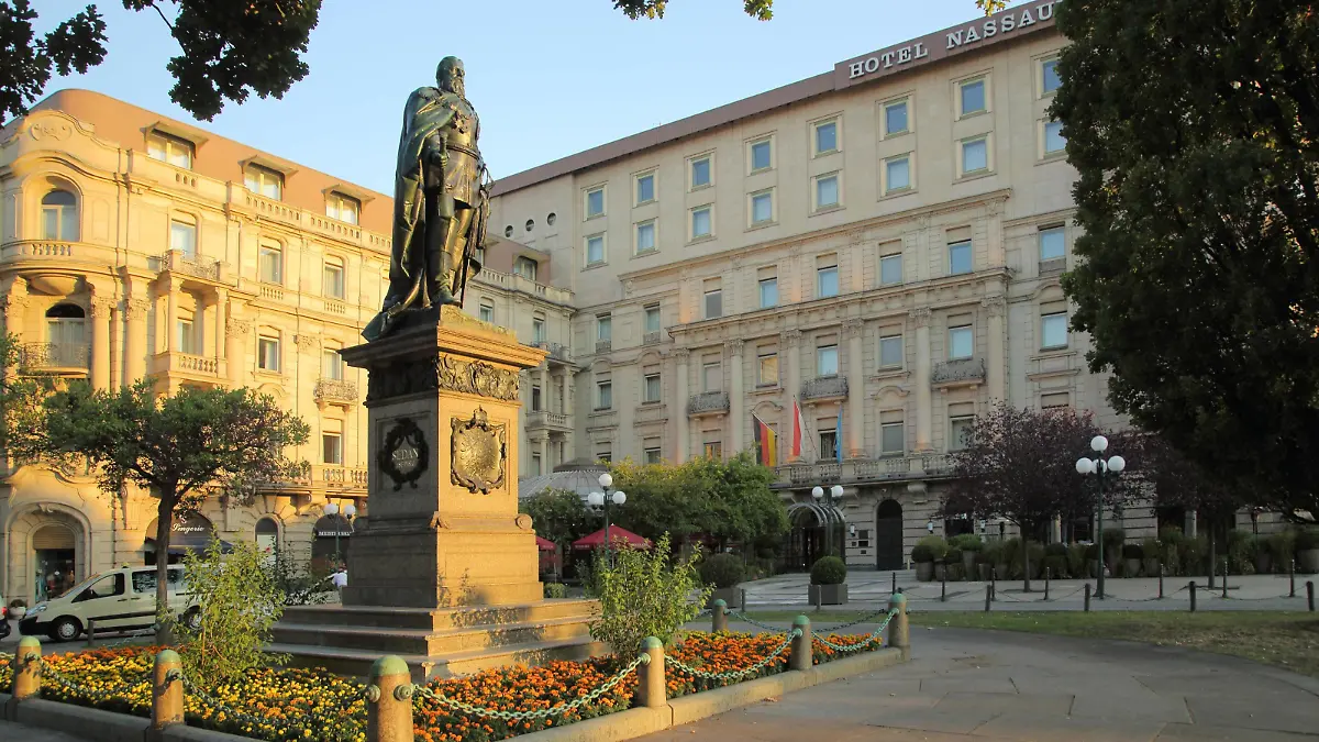 Denkmal an Kaiser Wilhelm I. 1797-1888 mit Hotel Nassauer Hof am Kaiser-Friedrich-Platz, Wiesbaden, Taunus, Hessen, Deutschland, Europa *** Monument to Kaiser Wilhelm I 1797 1888 with Hotel Nassauer Farm on Kaiser Friedrich Place, Wiesbaden, Taunus, Hesse, Germany, Europe Copyright: imageBROKER/GeraldxAbele iblgda08320849.jpg Bitte beachten Sie die gesetzlichen Bestimmungen des deutschen Urheberrechtes hinsichtlich der Namensnennung des Fotografen im direkten Umfeld der Veröffentlichung!