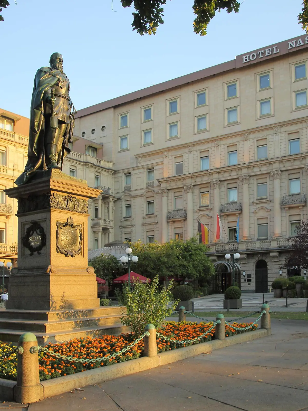 Denkmal an Kaiser Wilhelm I. 1797-1888 mit Hotel Nassauer Hof am Kaiser-Friedrich-Platz, Wiesbaden, Taunus, Hessen, Deutschland, Europa *** Monument to Kaiser Wilhelm I 1797 1888 with Hotel Nassauer Farm on Kaiser Friedrich Place, Wiesbaden, Taunus, Hesse, Germany, Europe Copyright: imageBROKER/GeraldxAbele iblgda08320849.jpg Bitte beachten Sie die gesetzlichen Bestimmungen des deutschen Urheberrechtes hinsichtlich der Namensnennung des Fotografen im direkten Umfeld der Veröffentlichung!
