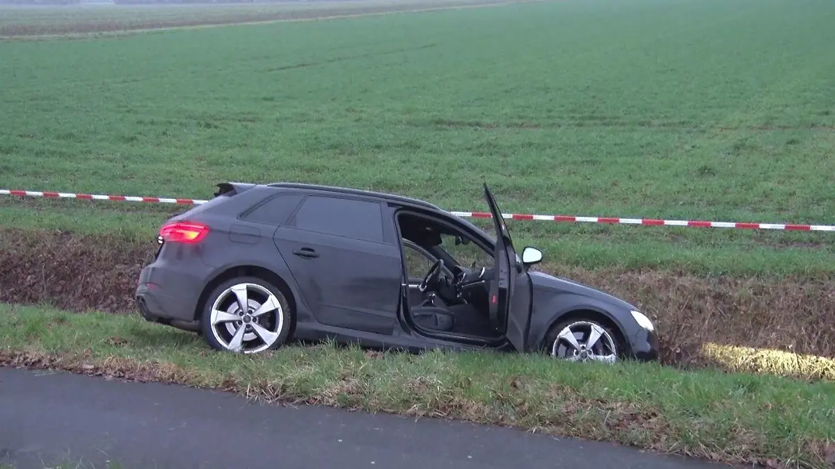 Eine Stunde liefern sich Polizisten und die mutmaßlichen Geldautomaten-Sprenger eine dramatische Verfolgungsjagd. Sie endet für die Tatverdächtigen im Graben.