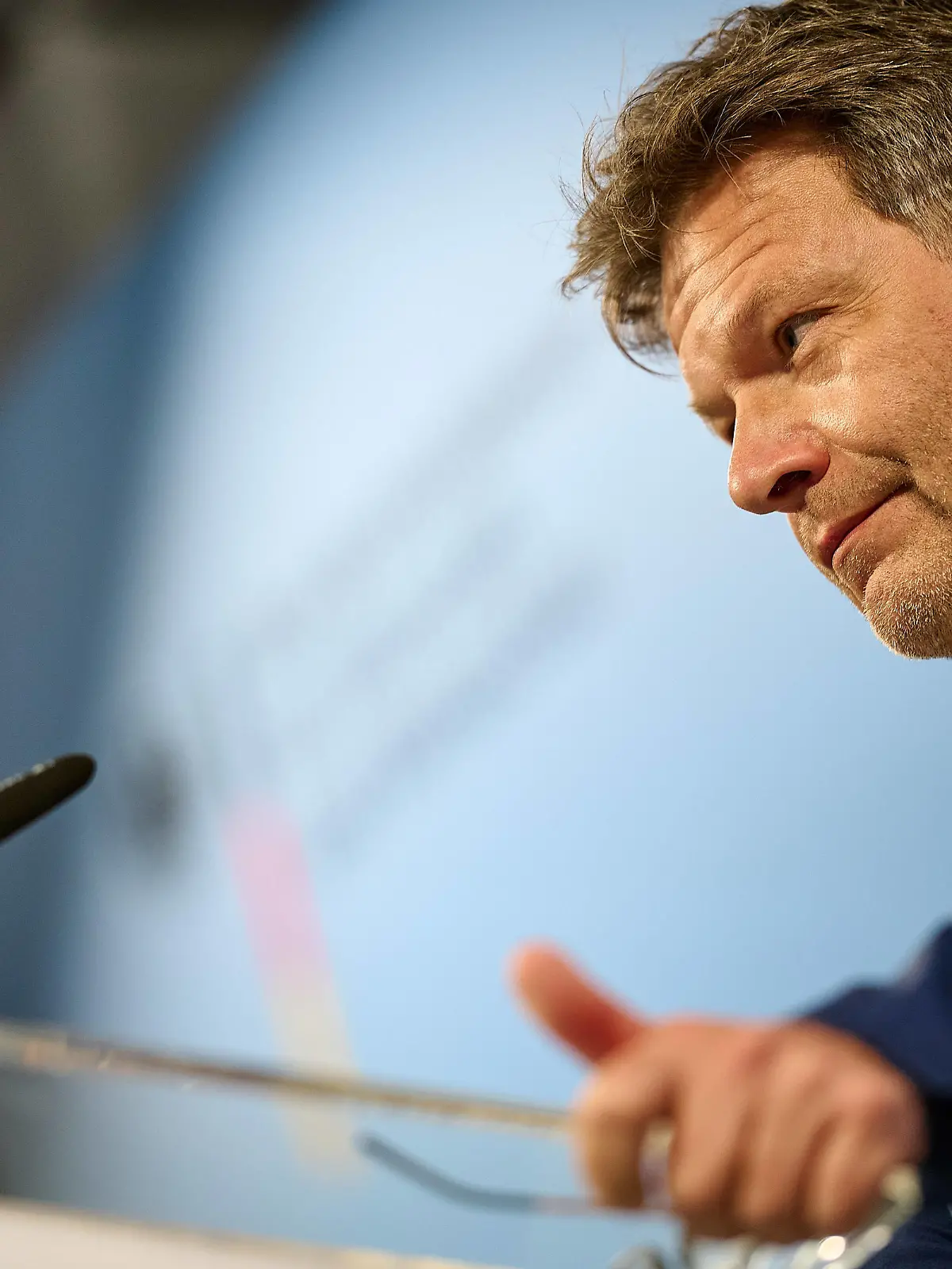 Robert Habeck äussert sich zu den Produktionskapazitäten für die benötigte Energiewende DEU, Deutschland, Berlin, 21.02.2023: Pressestatement von Bundesminister Robert Habeck zum 3. Roundtables. Erläuterungen in welchem Umfang sich die Produktionskapazitäten für die benötigte Energiewende erhöhen müssen. *** Robert Habeck comments on production capacities for the needed energy turnaround DEU, Germany, Berlin, 21 02 2023 Press statement by Federal Minister Robert Habeck on 3 Roundtables Explanation of the extent to which production capacities for the needed energy turnaround must increase