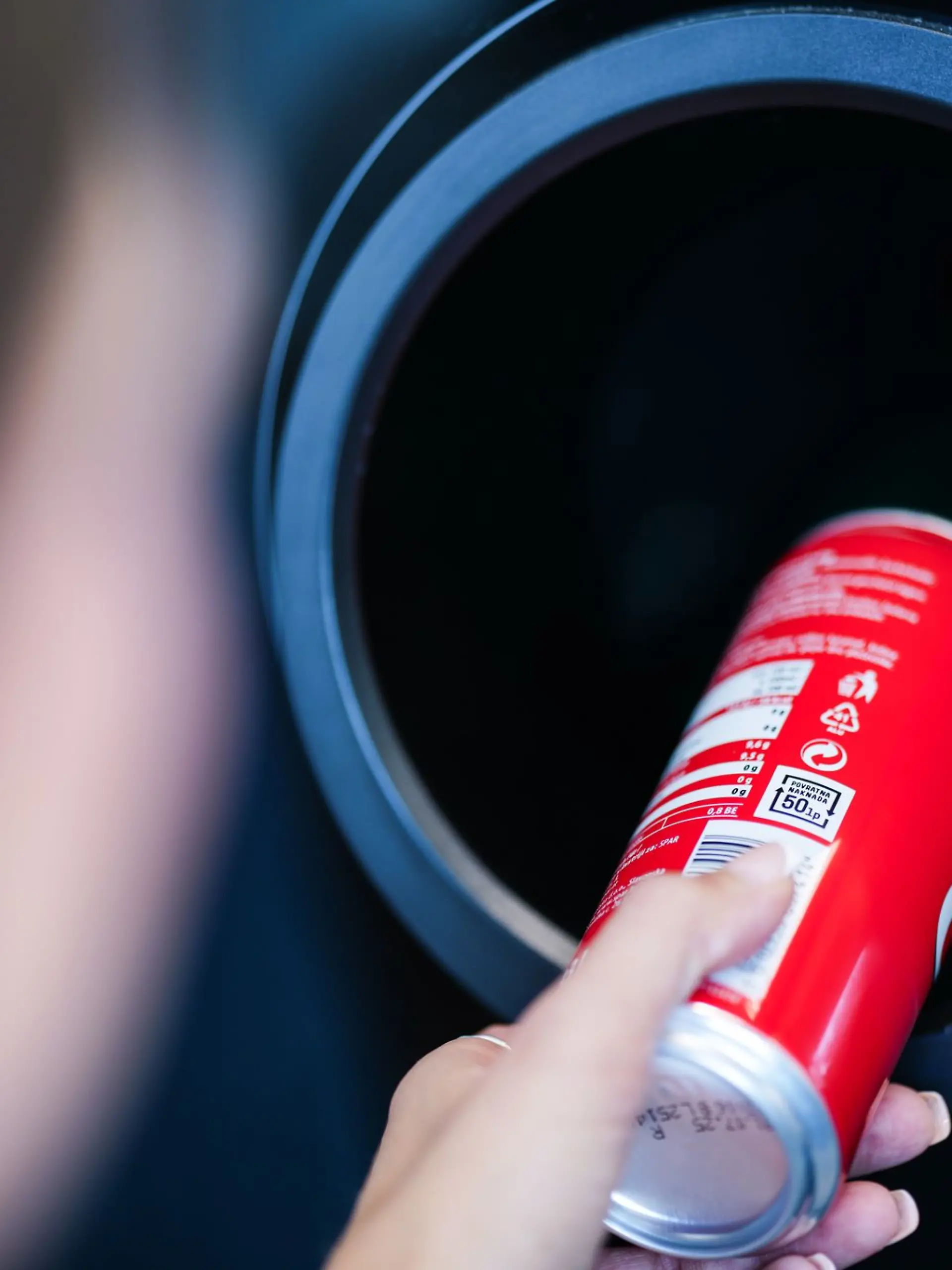 Bild zu: "Mehr als 11.000 Flaschen und Dosen! Mann verbringt ZEHN Stunden am Pfandautomaten"