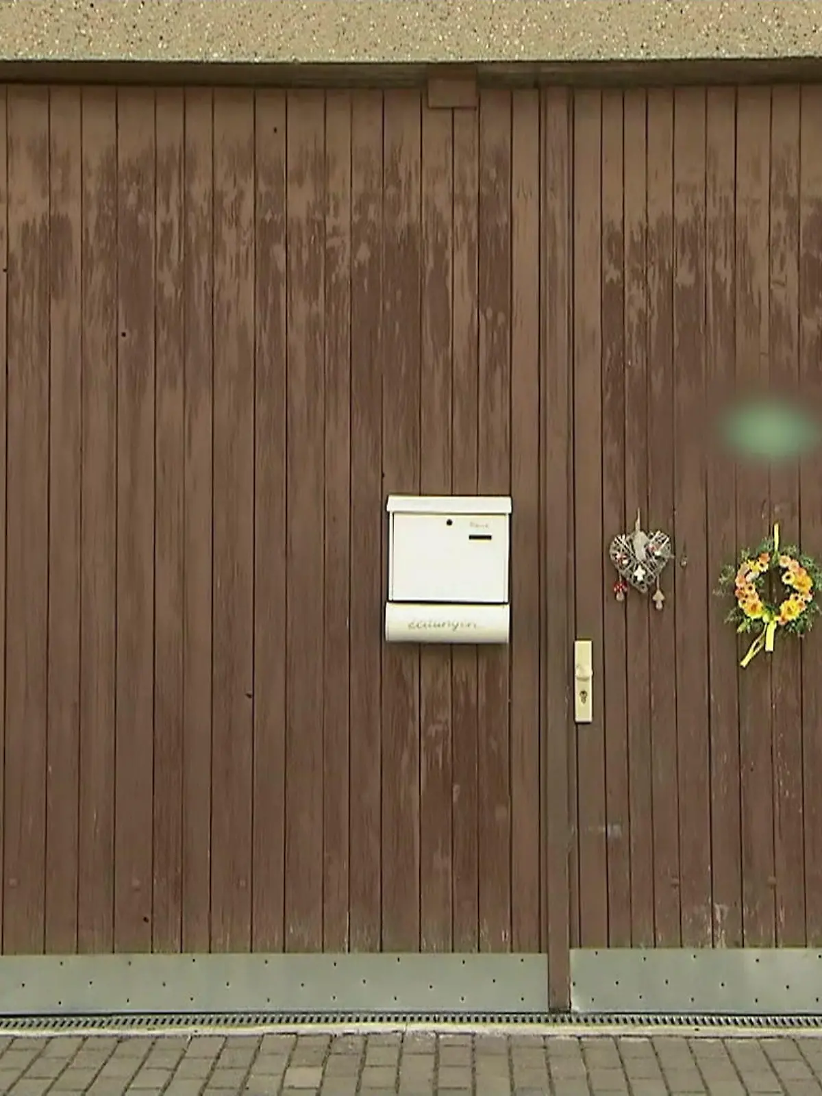 Bild zu: "Frau (19) in Holzkiste eingesperrt – Anklage gegen ihre Peiniger erhoben"