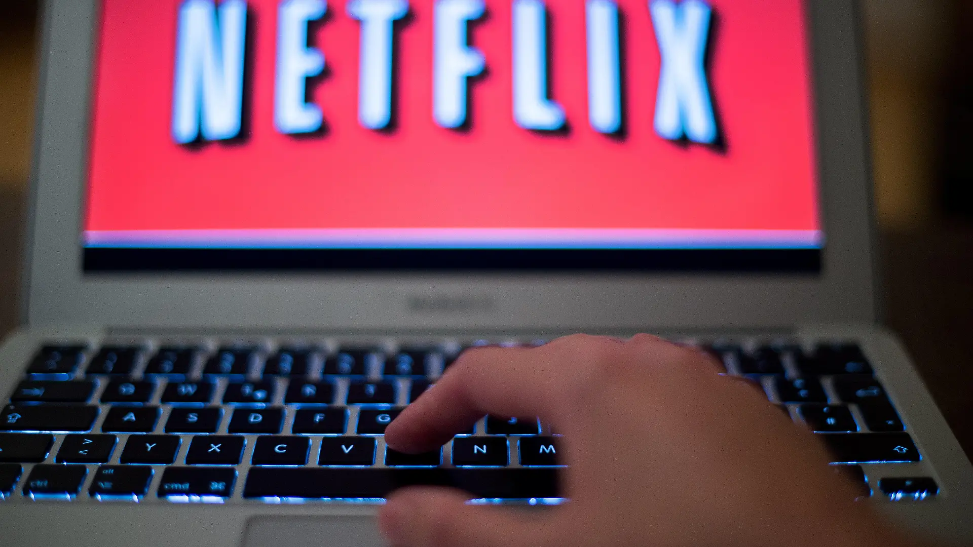 ILLUSTRATION - Das Logo der Videostreaming-Firma Netflix ist am 14.09.2014 in Berlin auf einem Laptop-Bildschirm zu sehen. Die in den USA populäre Online-Videothek Netflix geht im September auch in Deutschland auf Sendung. Netflix hat mit seinem Videostreaming-Abo den Fernsehmarkt in den USA aufgemischt und kommt dort mittlerweile auf 35,1 Millionen zahlende Kunden. Bestehende Konkurrenten in Deutschland sind Amazon, Maxdome oder Watchever. Foto: Bernd von Jutrczenka/dpa +++(c) dpa - Bildfunk+++