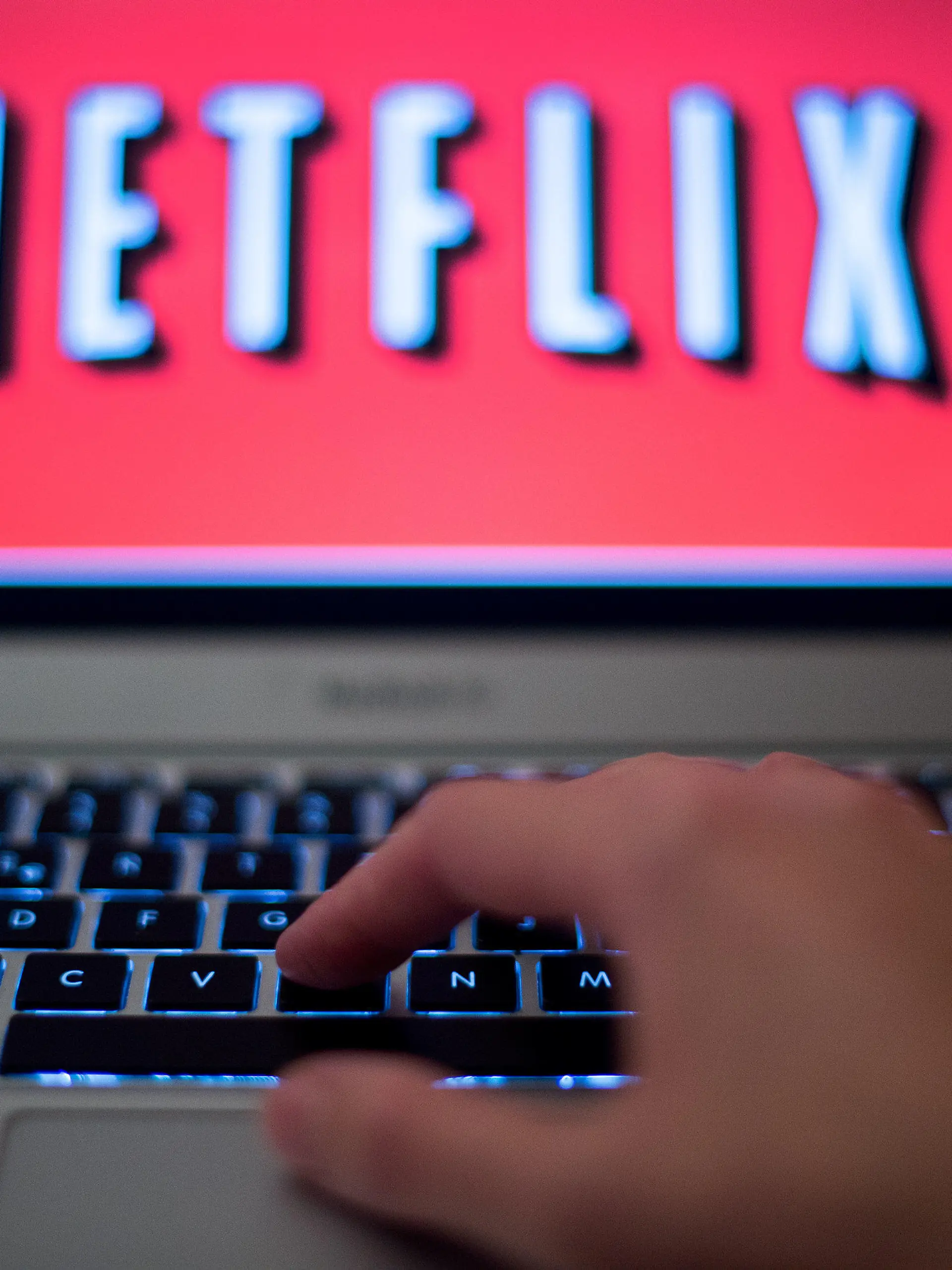 ILLUSTRATION - Das Logo der Videostreaming-Firma Netflix ist am 14.09.2014 in Berlin auf einem Laptop-Bildschirm zu sehen. Die in den USA populäre Online-Videothek Netflix geht im September auch in Deutschland auf Sendung. Netflix hat mit seinem Videostreaming-Abo den Fernsehmarkt in den USA aufgemischt und kommt dort mittlerweile auf 35,1 Millionen zahlende Kunden. Bestehende Konkurrenten in Deutschland sind Amazon, Maxdome oder Watchever. Foto: Bernd von Jutrczenka/dpa +++(c) dpa - Bildfunk+++