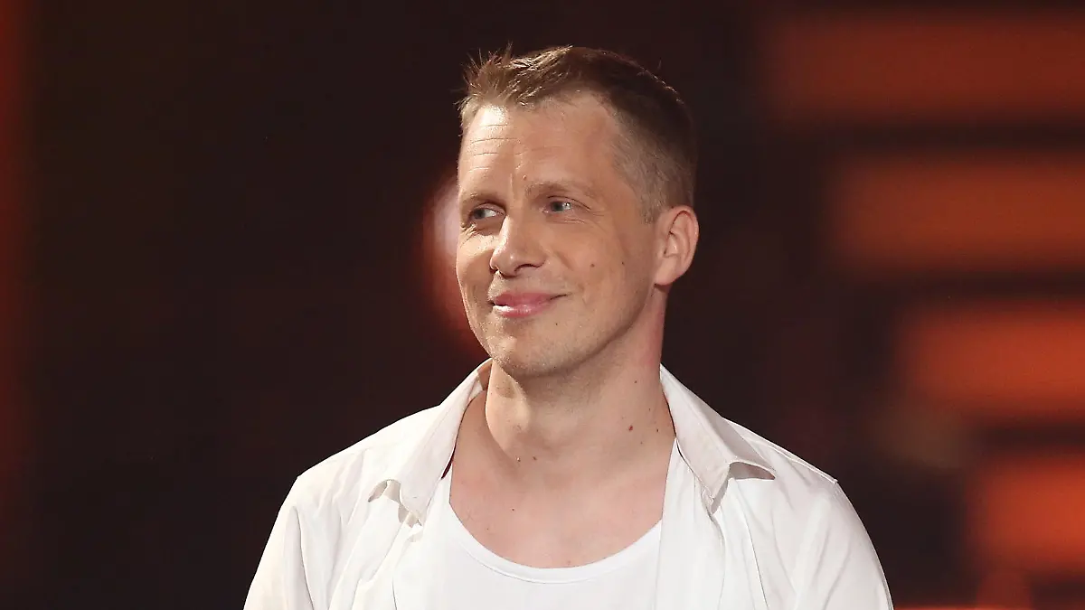 Oliver Pocher grinst
