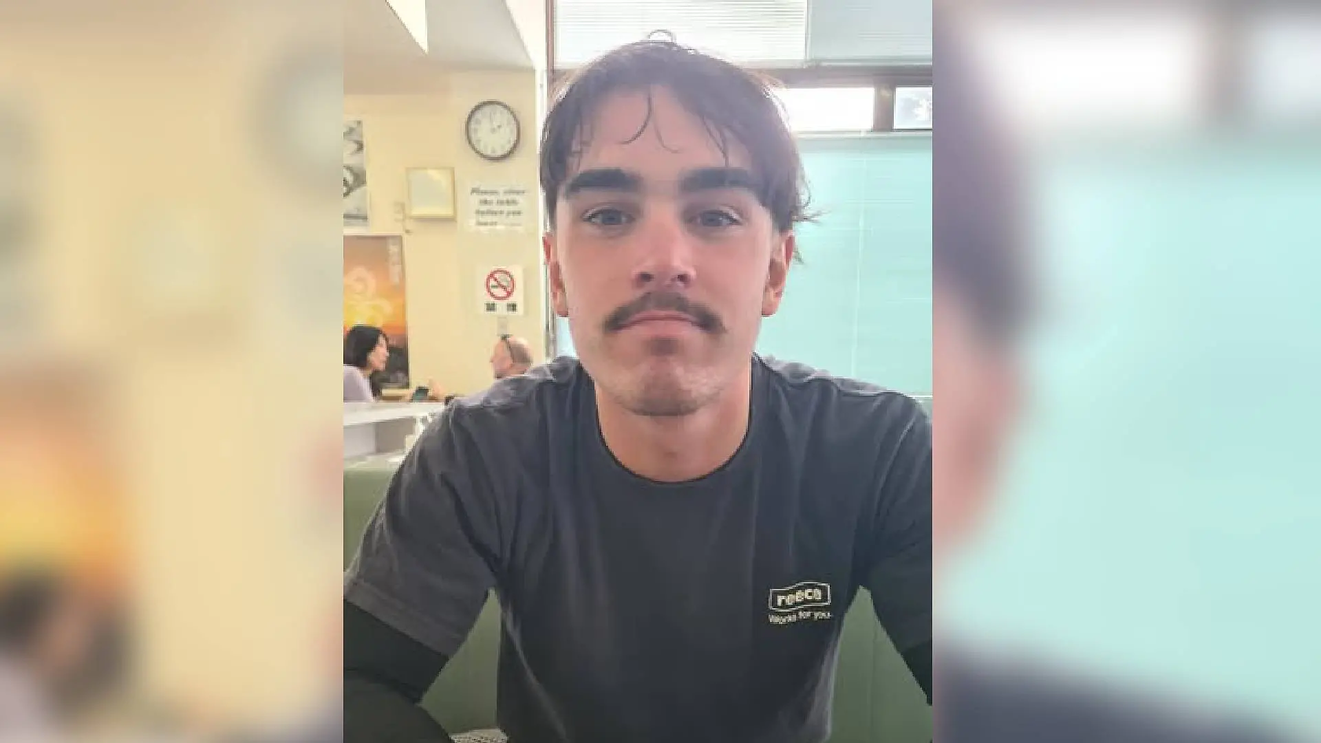Der 19-jährige Darcy Deefholts verschwindet beim Surfen an der Küste Australiens. Sein Vater sucht die ganze Nacht verzweifelt nach ihm.