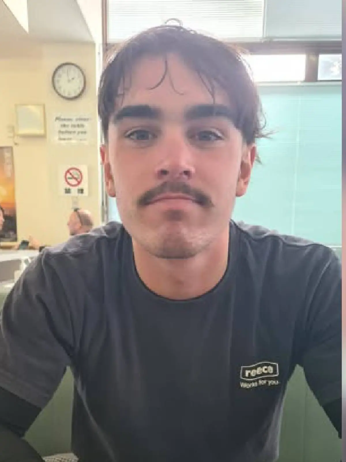 Der 19-jährige Darcy Deefholts verschwindet beim Surfen an der Küste Australiens. Sein Vater sucht die ganze Nacht verzweifelt nach ihm.