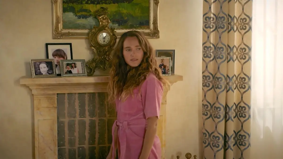 Joana zeigt Interesse an den Familienfotos der Steinkamps AWZ-Folge vom 22.07.25 auf RTL+