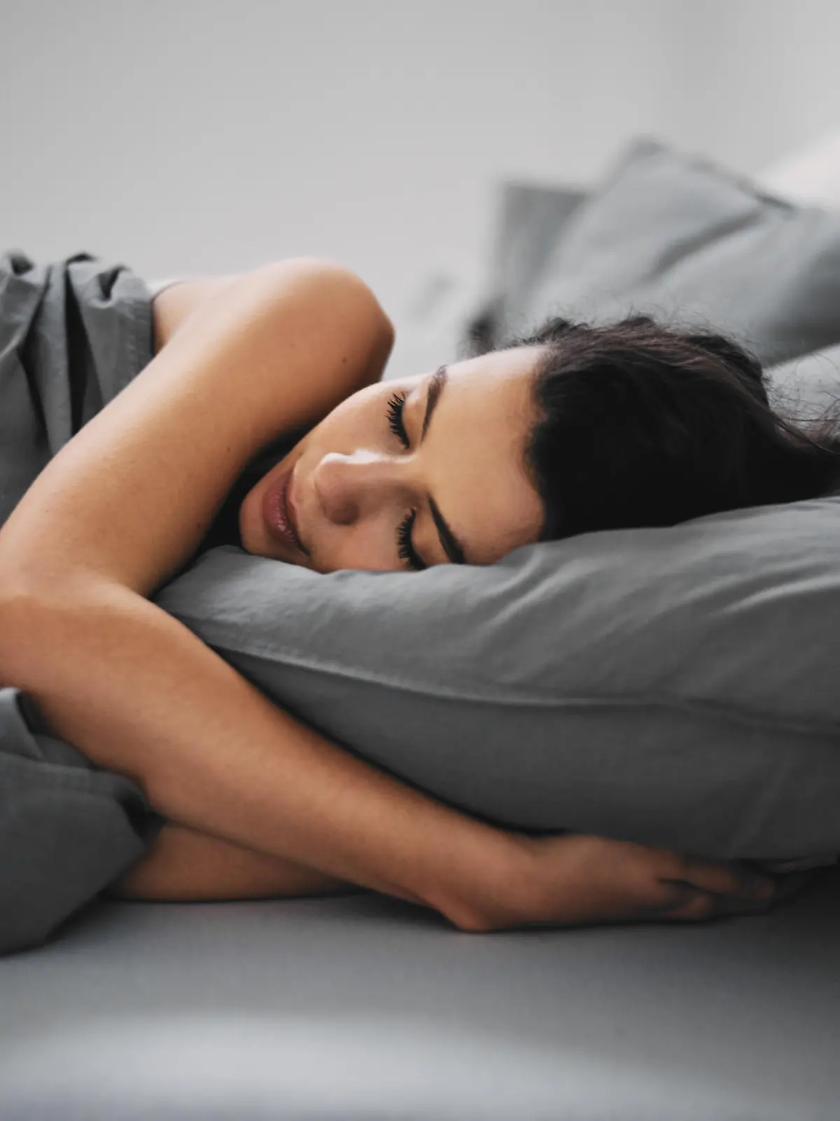 Schlafende Frau im Bett