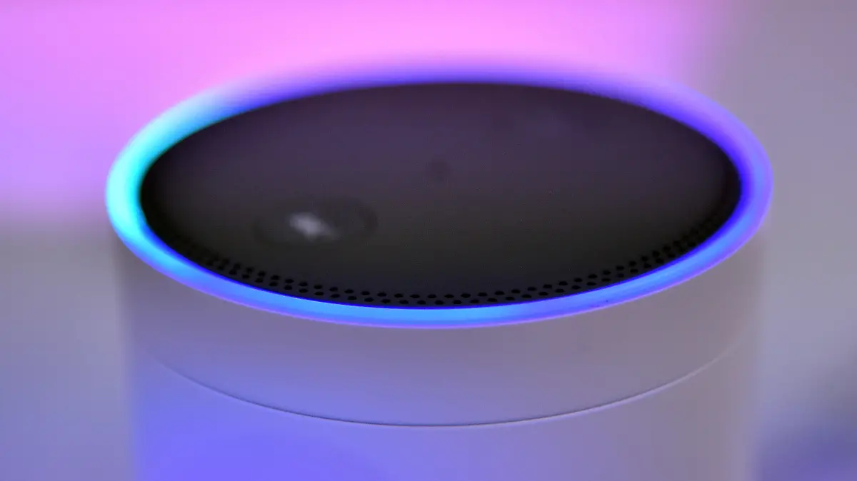 ARCHIV - 01.09.2017, Berlin: Der Lautsprecher Amazon Echo - mit dem Alexa Voice Service - steht auf der IFA in Berlin. (Zu dpa «Amazon-Mitarbeiter tippen zum Teil Alexa-Sprachbefehle ab») Foto: Britta Pedersen/ZB/dpa +++ dpa-Bildfunk +++