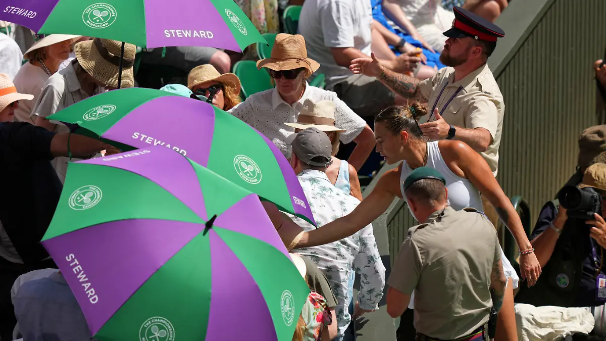 Aryna Sabalenka eilt der Frau zu Hilfe.