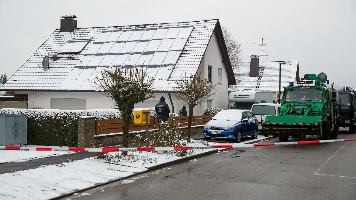 ARCHIV - 22.01.2018, Bayern, Schnaittach: Ein Polizist geht am Haus eines mutmaßlich ermordeten Ehepaars vorbei. Foto: Daniel Karmann/dpa +++ dpa-Bildfunk +++