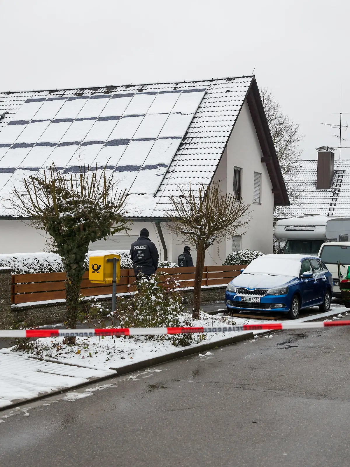 ARCHIV - 22.01.2018, Bayern, Schnaittach: Ein Polizist geht am Haus eines mutmaßlich ermordeten Ehepaars vorbei. Foto: Daniel Karmann/dpa +++ dpa-Bildfunk +++