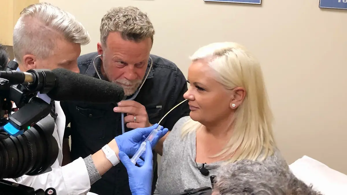 Donna ist bereits zum dritten Mal bei Spencer Berry, M.D. (l.), dem medizinischen Direktor der Medical Weight Loss Specialists von Fargo, North Dakota, USA. Jenke von Wilmsdorff begleitet Donna dabei, wie sie Fett und Eiweiß durch eine Magensonde verabreicht bekommt. Um fünf Kilo abzunehmen, darf sie, außer der Flüssigkeit der Magensonde, in den nächsten zwei Wochen kenie Nahrung mehr zu sich nehmen.