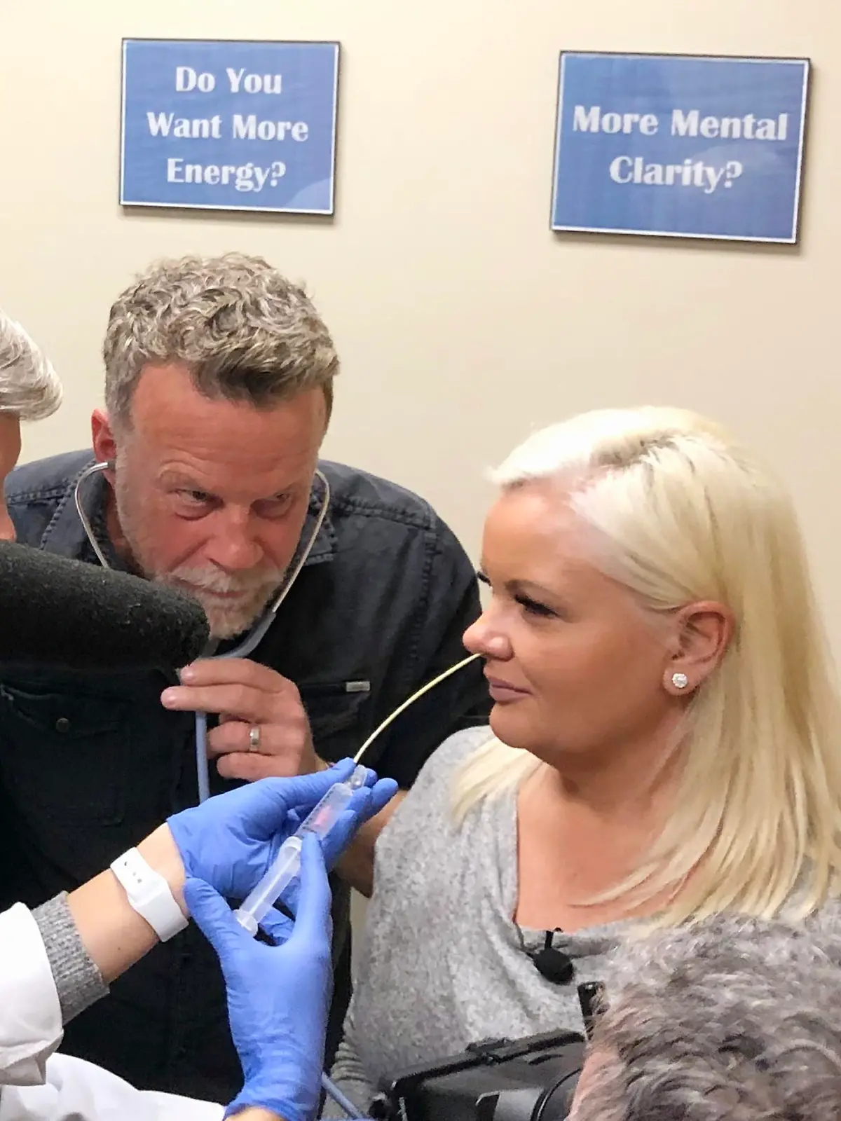 Donna ist bereits zum dritten Mal bei Spencer Berry, M.D. (l.), dem medizinischen Direktor der Medical Weight Loss Specialists von Fargo, North Dakota, USA. Jenke von Wilmsdorff begleitet Donna dabei, wie sie Fett und Eiweiß durch eine Magensonde verabreicht bekommt. Um fünf Kilo abzunehmen, darf sie, außer der Flüssigkeit der Magensonde, in den nächsten zwei Wochen kenie Nahrung mehr zu sich nehmen.