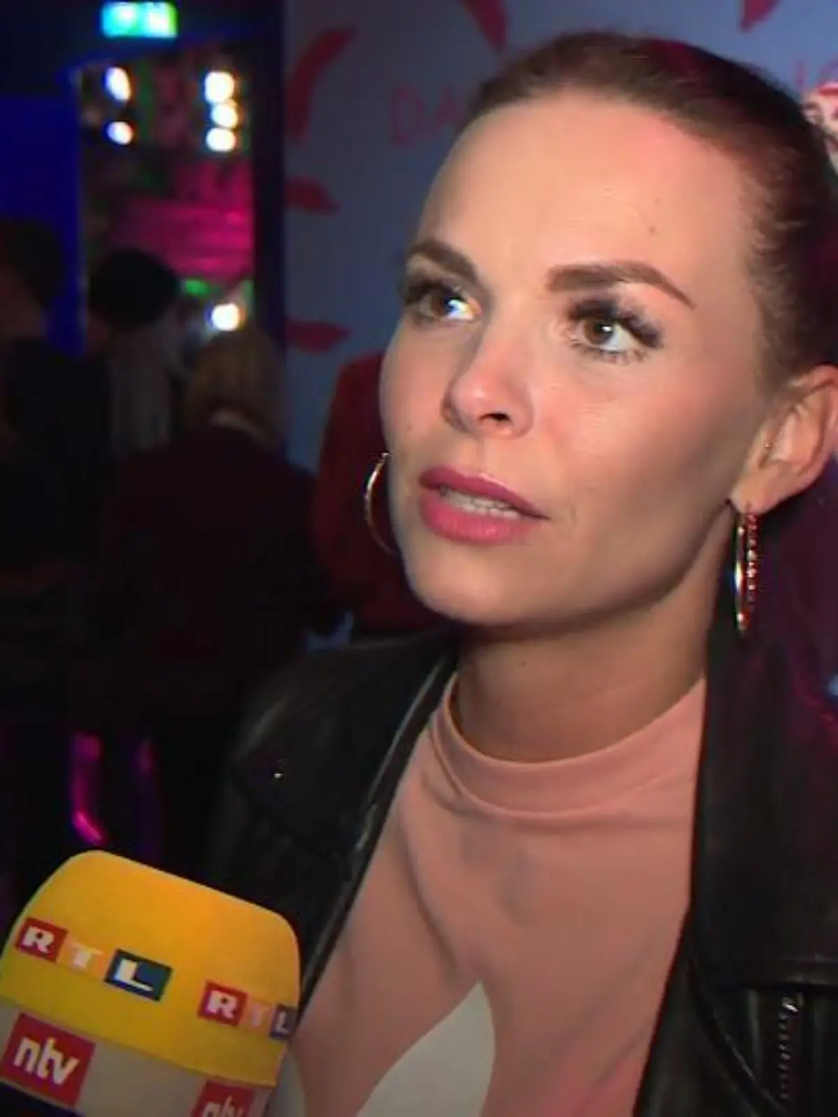 Ex-Bachelor-Kandidatin Denise Temlitz spricht bei der Eröffnung des "House of Berlin Colours" im Madame Tussauds über Ex-Mann und Vater ihres Kindes Pascal Kappé