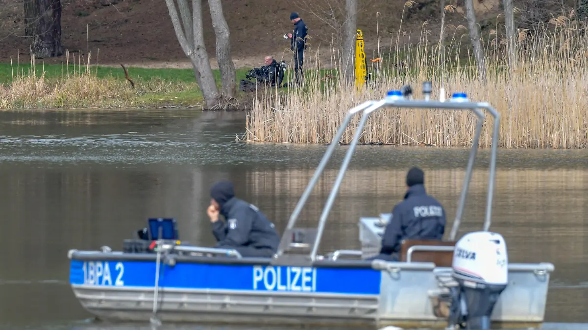 25.03.2019, Brandenburg, Herzberg: Polizeibeamte in einem Boot suchen mit Hilfe eines Echolots nach der vermissten Rebecca aus Berlin auf dem Herzberger See im Landkreis Oder-Spree. Im Hintergrund ist ein Taucher (sitzend) und ein weiterer Polizist am Ufer zu sehen. Foto: Patrick Pleul/dpa-Zentralbild/dpa +++ dpa-Bildfunk +++