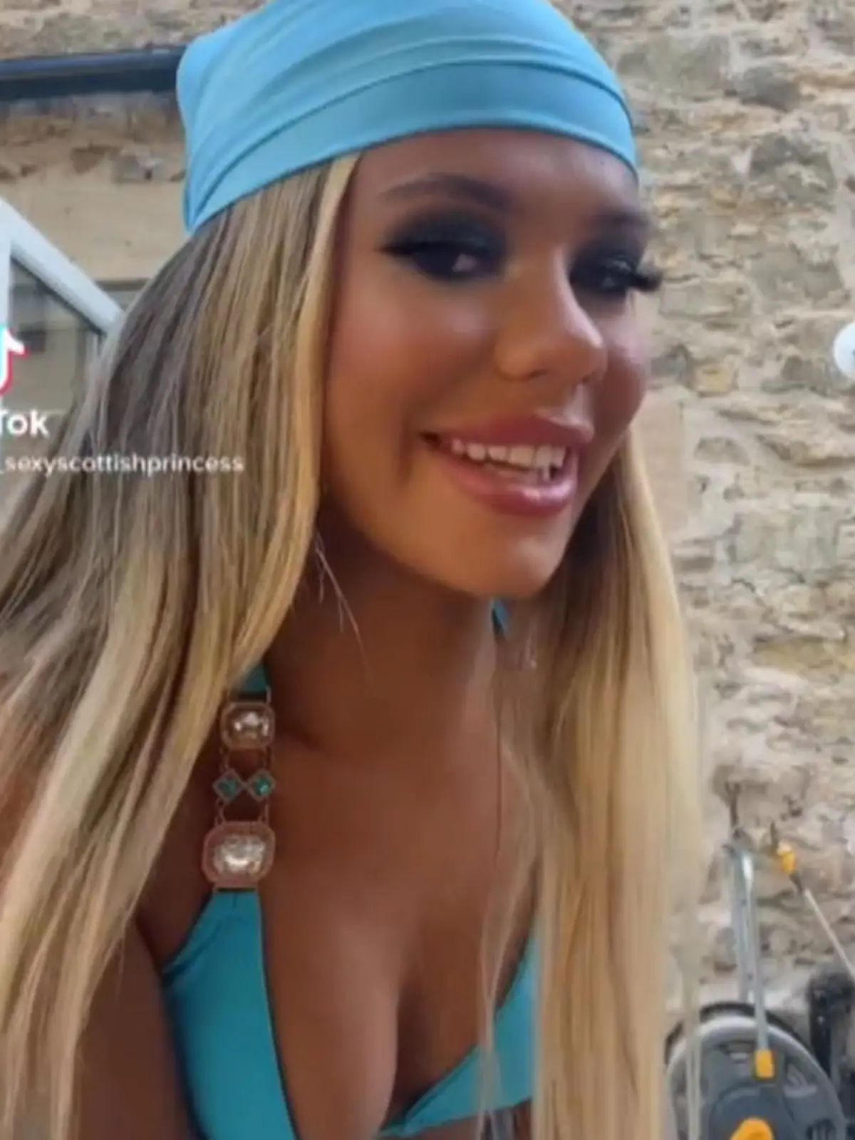 Tschüss McDonald's, Hallo OnlyFans!  Melanie (20) aus England hat ihren Job bei der Fastfood-Kette gekündigt um als OnlyFans-Model so richtig durchzustarten.