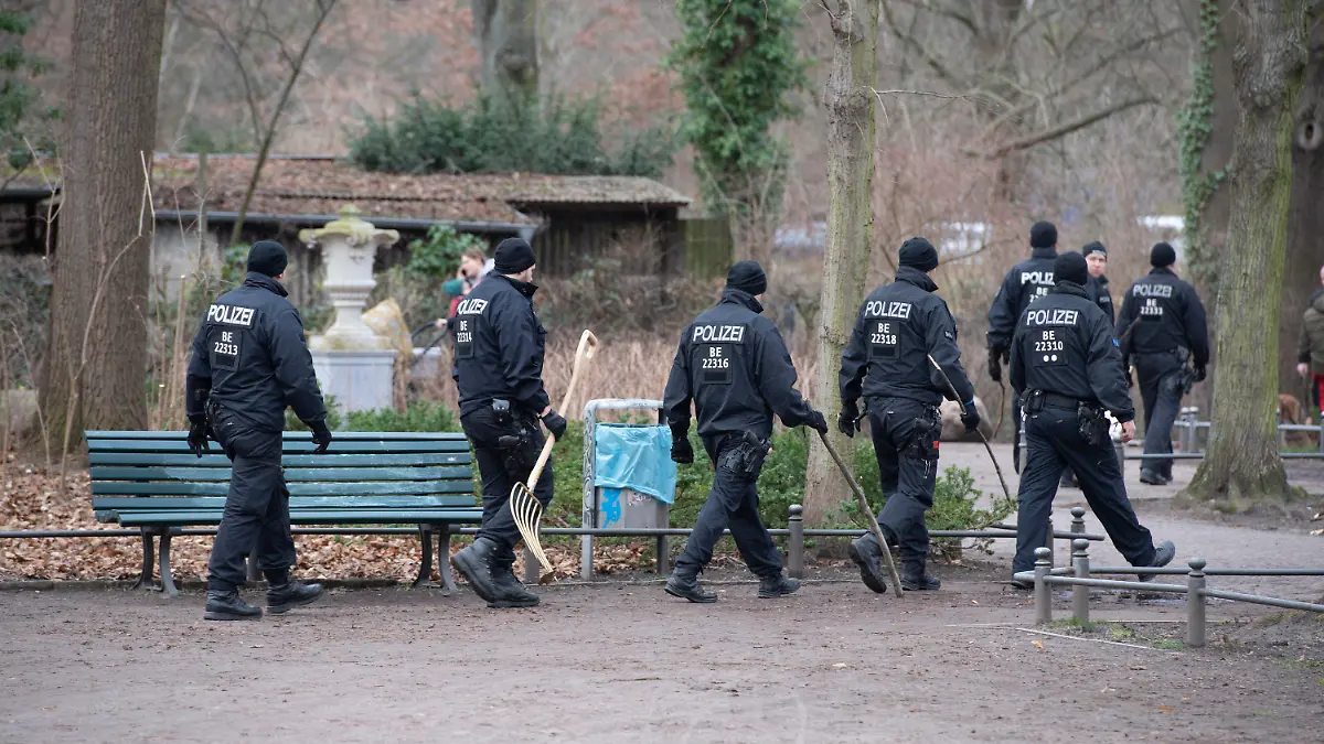 22.02.2023, Berlin: Polizeibeamte durchsuchen den Bürgerpark in Pankow. Dort hatte am gestrigen Tag eine Passantin ein zunächst vermisstes 5-jähriges Mädchen schwer verletzt gefunden. Es verstarb trotz Reanimation in einem Krankenhaus. Aufgrund der Art der Verletzung ging die Polizei von einem Gewaltverbrechen aus. Als dringend tatverdächtig gilt ein 19 Jahre alter Mann, der am Rande des Bürgerparks festgenommen wurde. Foto: Paul Zinken/dpa +++ dpa-Bildfunk +++