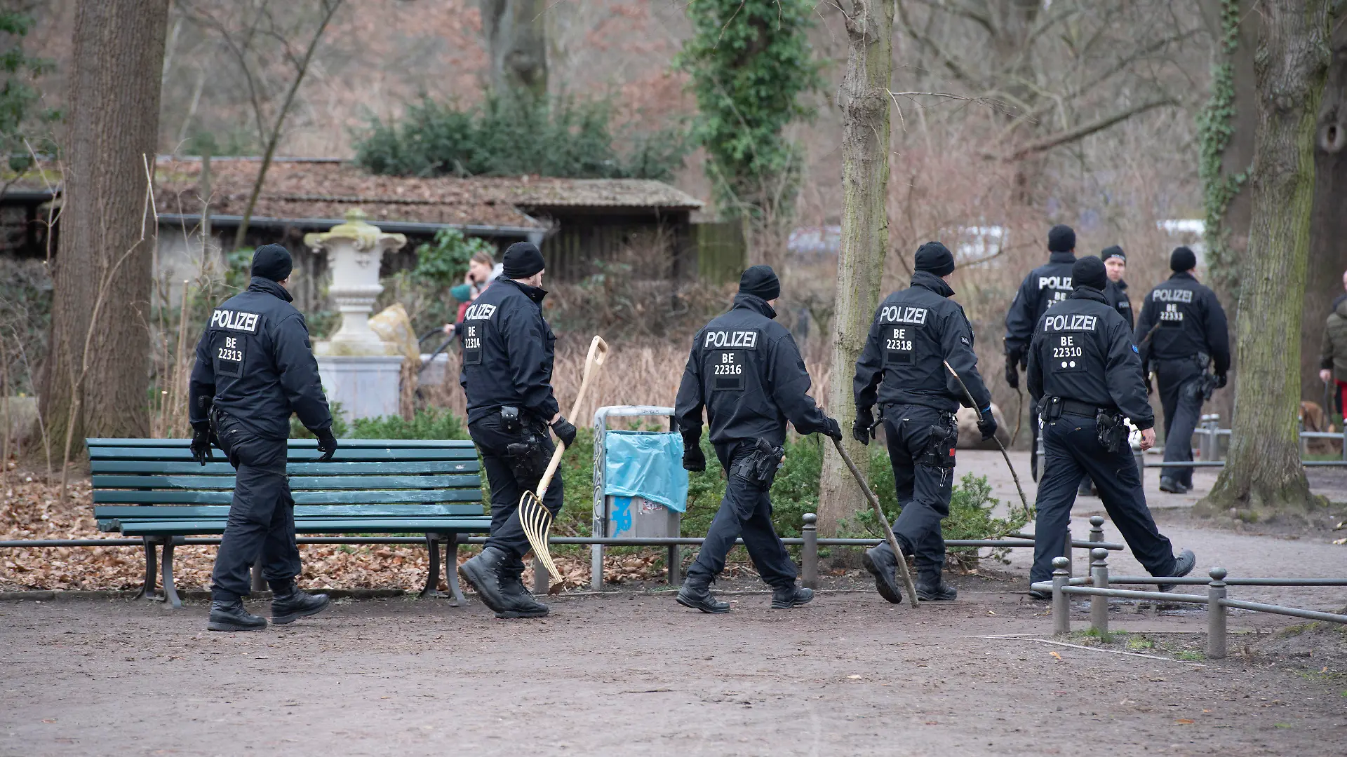 22.02.2023, Berlin: Polizeibeamte durchsuchen den Bürgerpark in Pankow. Dort hatte am gestrigen Tag eine Passantin ein zunächst vermisstes 5-jähriges Mädchen schwer verletzt gefunden. Es verstarb trotz Reanimation in einem Krankenhaus. Aufgrund der Art der Verletzung ging die Polizei von einem Gewaltverbrechen aus. Als dringend tatverdächtig gilt ein 19 Jahre alter Mann, der am Rande des Bürgerparks festgenommen wurde. Foto: Paul Zinken/dpa +++ dpa-Bildfunk +++