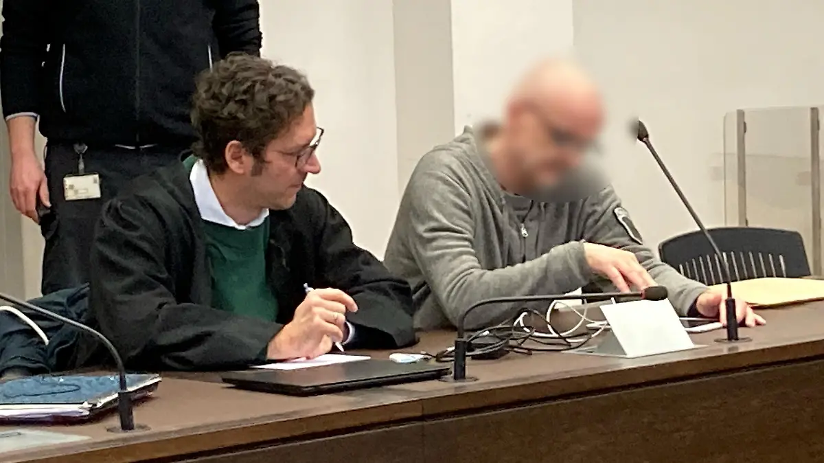 Roland H. nimmt seine Verurteilung am Wiesbadener Amtsgericht mit Unverständnis entgegen.