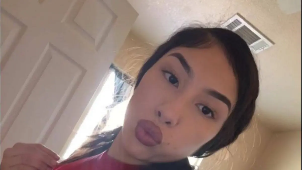 Wie gewissenlos kann man nur sein? Eine Frau (20) aus den USA fährt nach Bakersfield in ein Spa, um sich ihre Lippen aufspritzen zu lassen. Mit dabei: ihre zwei Söhne (1, 2). Doch anstatt sie mit zur Behandlung zu nehmen, lässt sie die beiden Kleinkinder im Auto zurück. Bei 38 Grad Außentemperatur. Mit geschlossenen Fenstern und ohne Klimaanlage. Und während der Ermittlungen kommt heraus: Die Mutter wusste wohl um die Gefahr, in die sie ihre Kinder brachte.