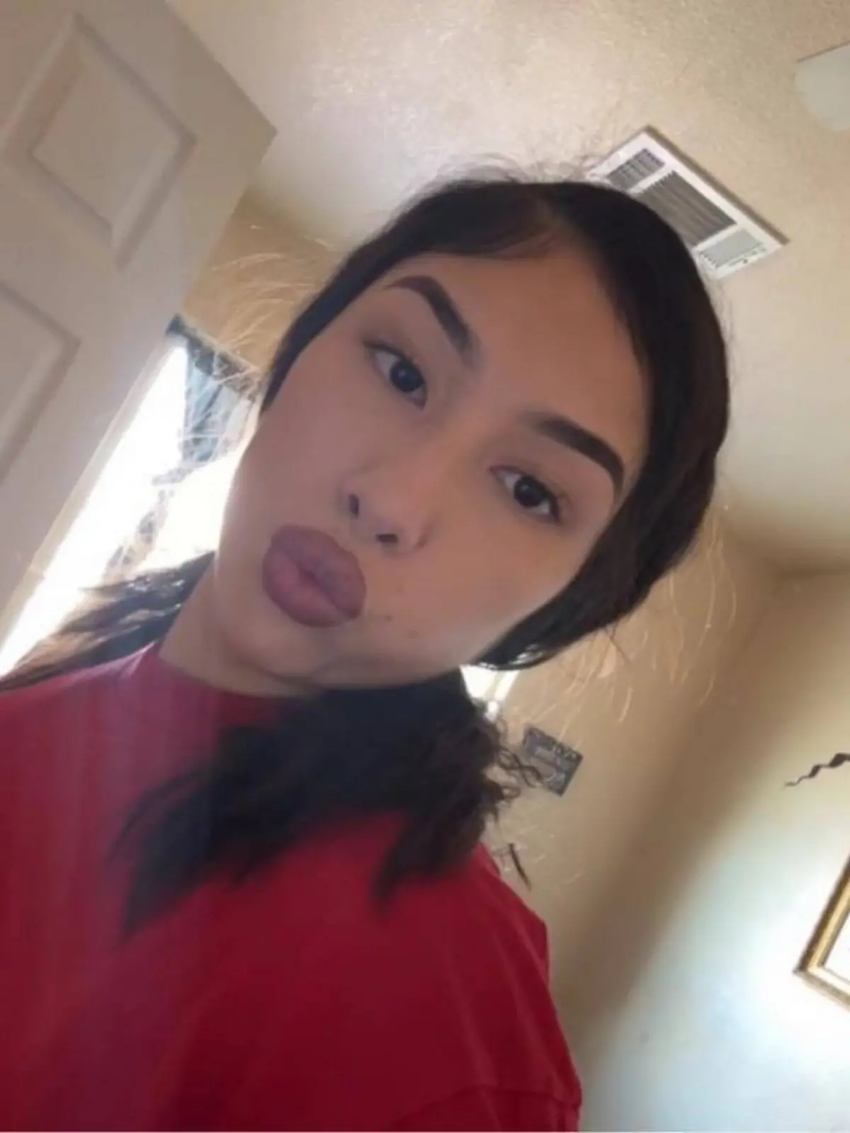 Wie gewissenlos kann man nur sein? Eine Frau (20) aus den USA fährt nach Bakersfield in ein Spa, um sich ihre Lippen aufspritzen zu lassen. Mit dabei: ihre zwei Söhne (1, 2). Doch anstatt sie mit zur Behandlung zu nehmen, lässt sie die beiden Kleinkinder im Auto zurück. Bei 38 Grad Außentemperatur. Mit geschlossenen Fenstern und ohne Klimaanlage. Und während der Ermittlungen kommt heraus: Die Mutter wusste wohl um die Gefahr, in die sie ihre Kinder brachte. 