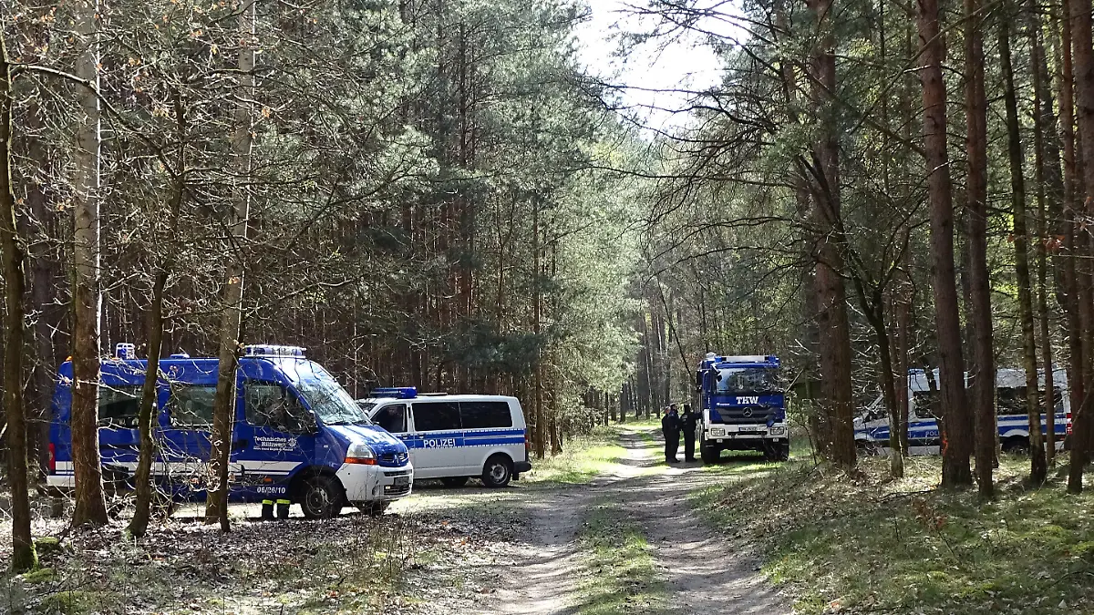 10.04.2019, Brandenburg, Herzberg: Einsatzfahrzeuge des THW und der Polizei stehen in einem Waldgebiet am Herzberger See. Nach mehrtägiger Pause sucht die Berliner Polizei erneut mit Hunden nach der verschwundenen Schülerin Rebecca. Foto: Toni Feist/dpa-Zentralbild/dpa +++ dpa-Bildfunk +++