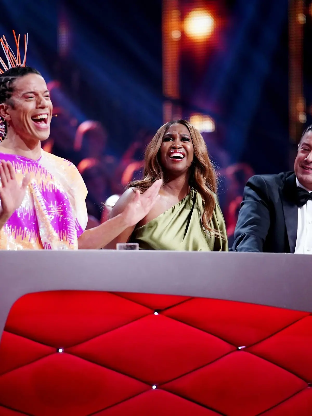 Die Jury: Jorge González (l.), Motsi Mabuse und Joachim Llambi. 


Verwendung der Bilder für Online-Medien ausschließlich mit folgender Verlinkung: "Alle Infos zu "Let´s Dance" im Special bei RTL.de: https://www.rtl.de/cms/sendungen/lets-dance.html