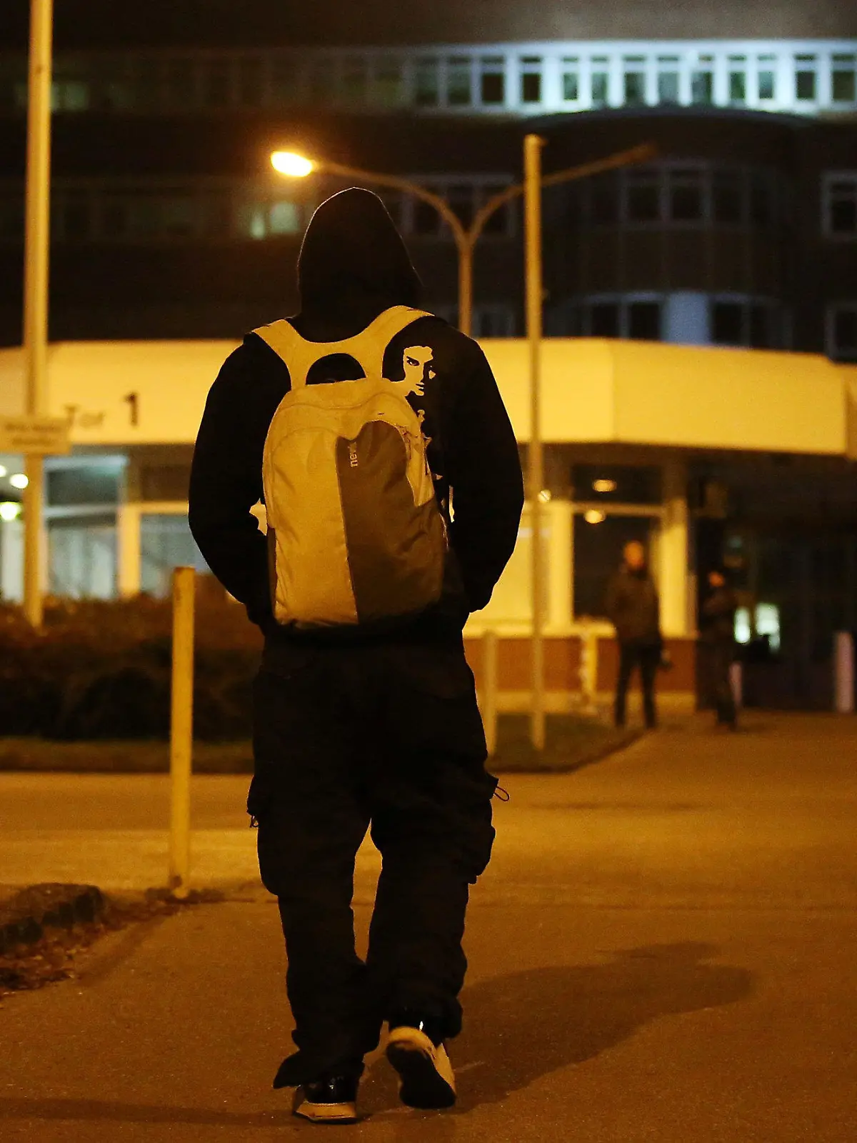 ARCHIV - 05.12.2014, NA: Symbolbild - Ein Mitarbeiter geht nachts zu einem Werk. (zu dpa: «Ungerechte Nachtzuschläge? - Grundsatzentscheidung erwartet») Foto: Oliver Berg/dpa +++ dpa-Bildfunk +++