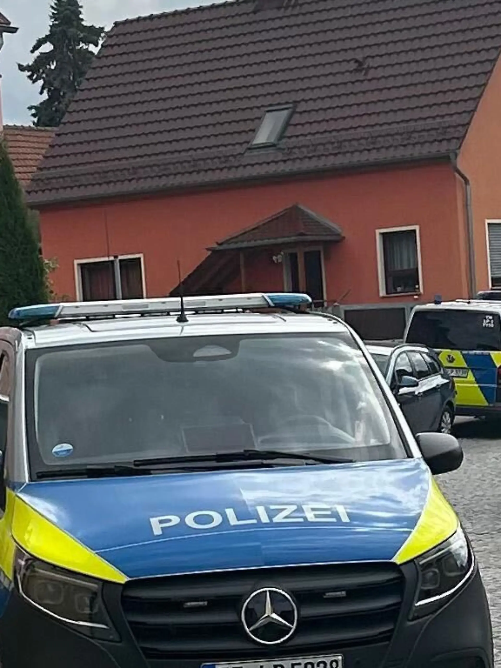 Die Polizei rettet eine 19-Jährige aus einer Holzkiste. 