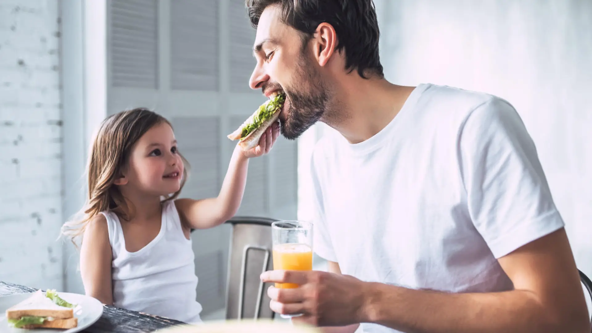 Vater und Tochter frühstücken gemeinsame