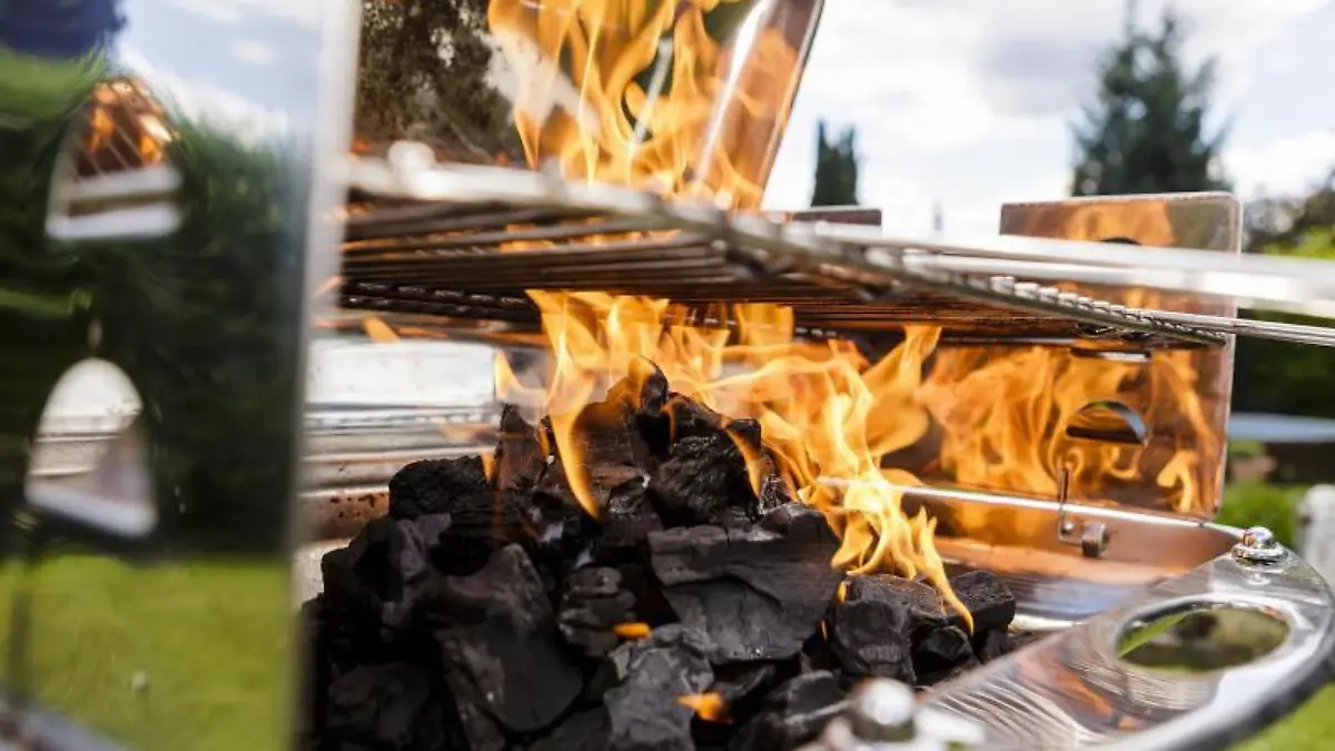 Den Grill anzünden