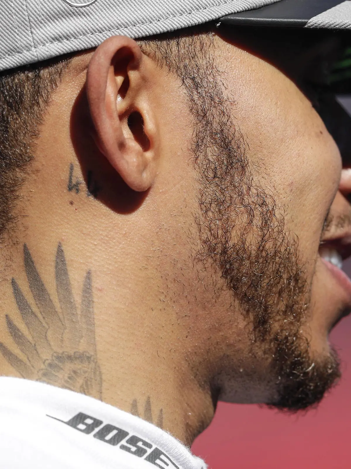 Lewis Hamilton mit einem Tattoo am Hals
