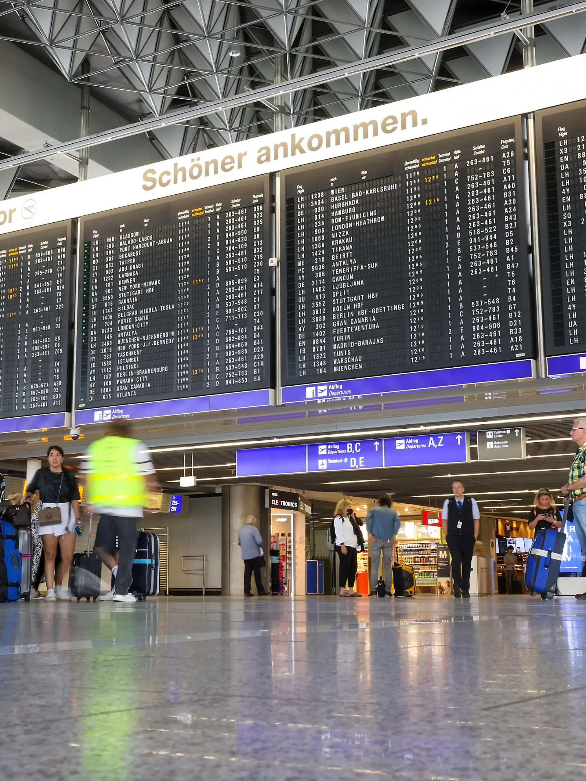  Flughafen Frankfurt am Main am 14. Juli 2022, Statement zur Sommerspitze am Flughafen Frankfurt v.l., Symbolfoto: großer Andrang am Flughafen, Passagiere, Halle A *** Frankfurt Airport on 14 July 2022, statement on the summer peak at Frankfurt Airport v l , symbol photo large crowds at the airport, passengers, Hall A. Copyright: JoaquimxFerreira