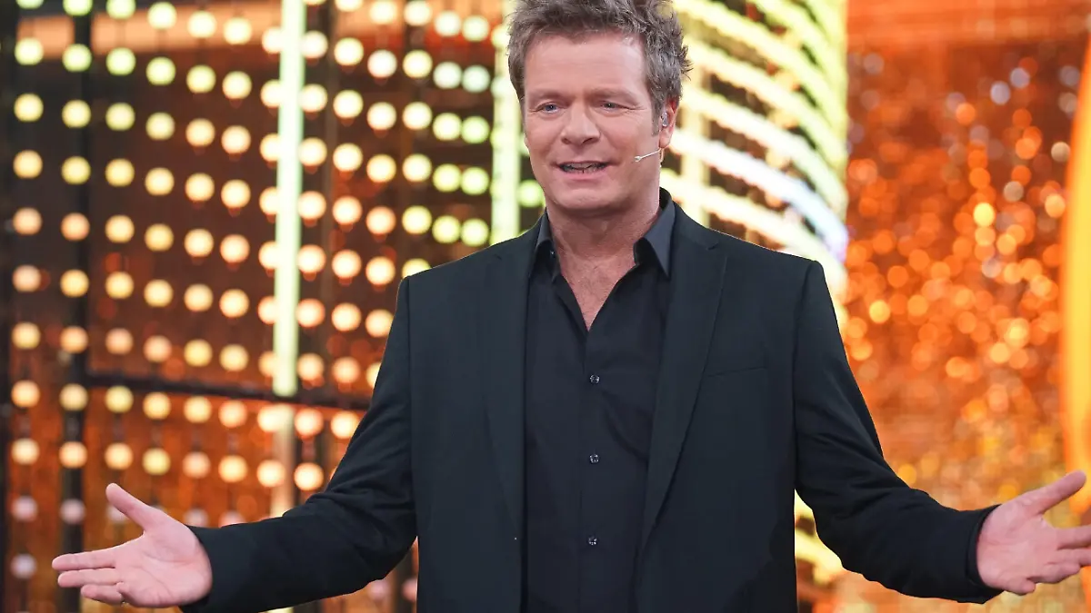 Jetzt ist feiern angesagt, Party-Total bei RTL: Gleich nach Mitternacht geht die Silvesterparty mit "Die ultimative Chart Show - Die Party geht weiter III" mit Moderator Oliver Geissen weiter!
