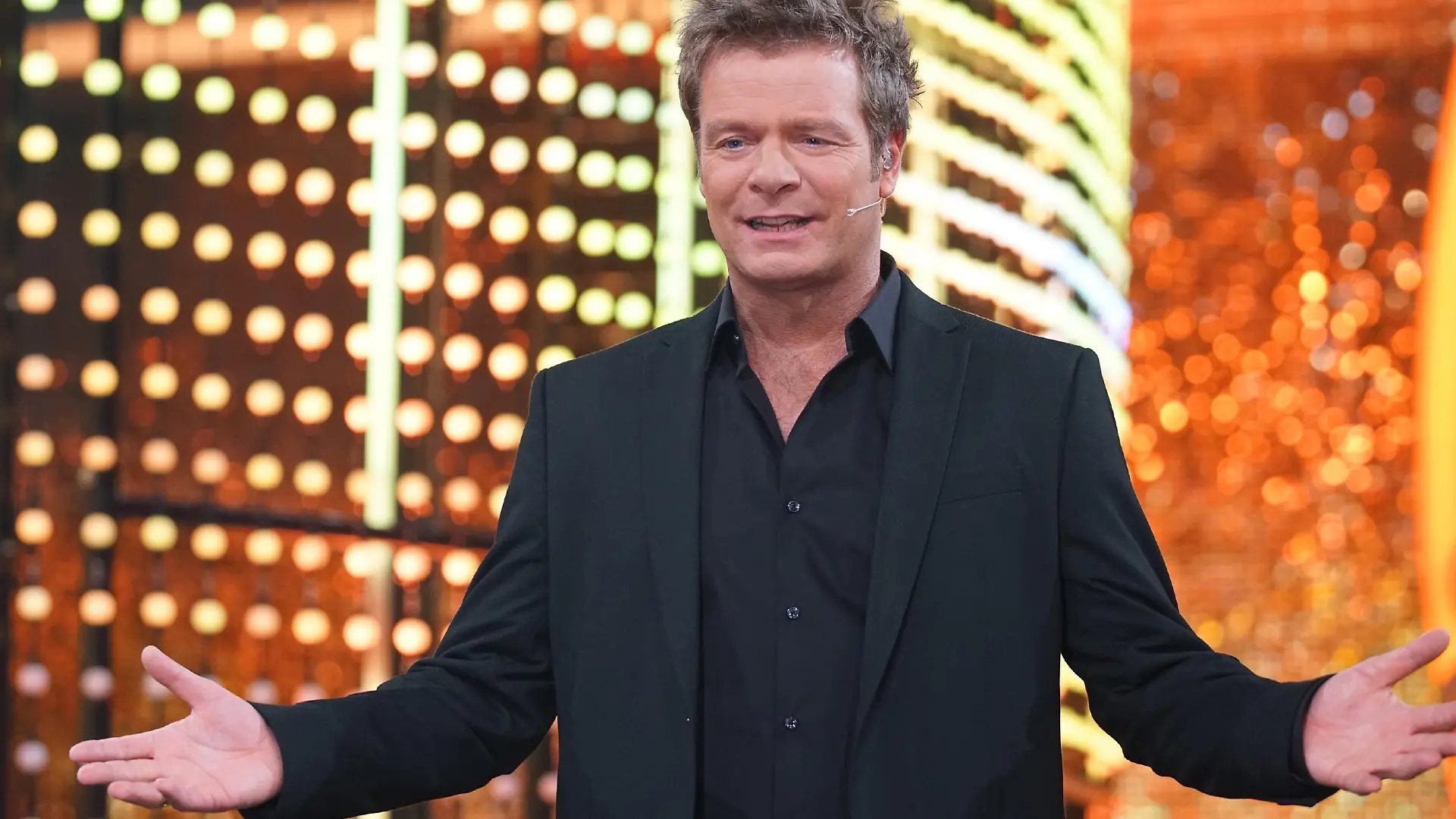 Jetzt ist feiern angesagt, Party-Total bei RTL: Gleich nach Mitternacht geht die Silvesterparty mit "Die ultimative Chart Show - Die Party geht weiter III" mit Moderator Oliver Geissen weiter!