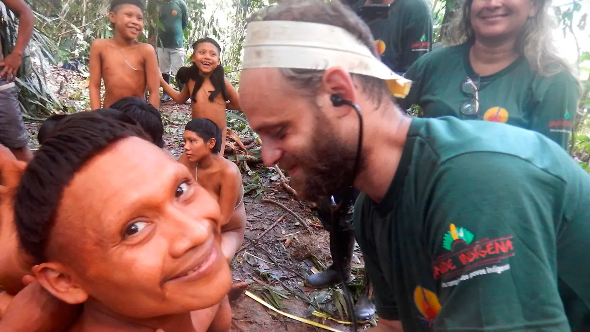 HANDOUT - 05.04.2019, Brasilien, Vale do Javari: Dieses von der Brazil·s National Indian Foundation (FUNAI) zur Verfügung gestellte Bild zeigt ein Expeditionsmitglied, das die Herzfrequenz eines Mannes aus dem Volk der Korubo abhört. Die Expedition zu dem im äußersten Westen lebenden Stamm ohne Kontakt zur Außenwelt ist staatlich organisiert. Foto: -/Brazil's National Indian Foundation - FUNAI/AP/dpa - ACHTUNG: Nur zur redaktionellen Verwendung im Zusammenhang mit der aktuellen Berichterstattung und nur mit vollständiger Nennung des vorstehenden Credits +++ dpa-Bildfunk +++
