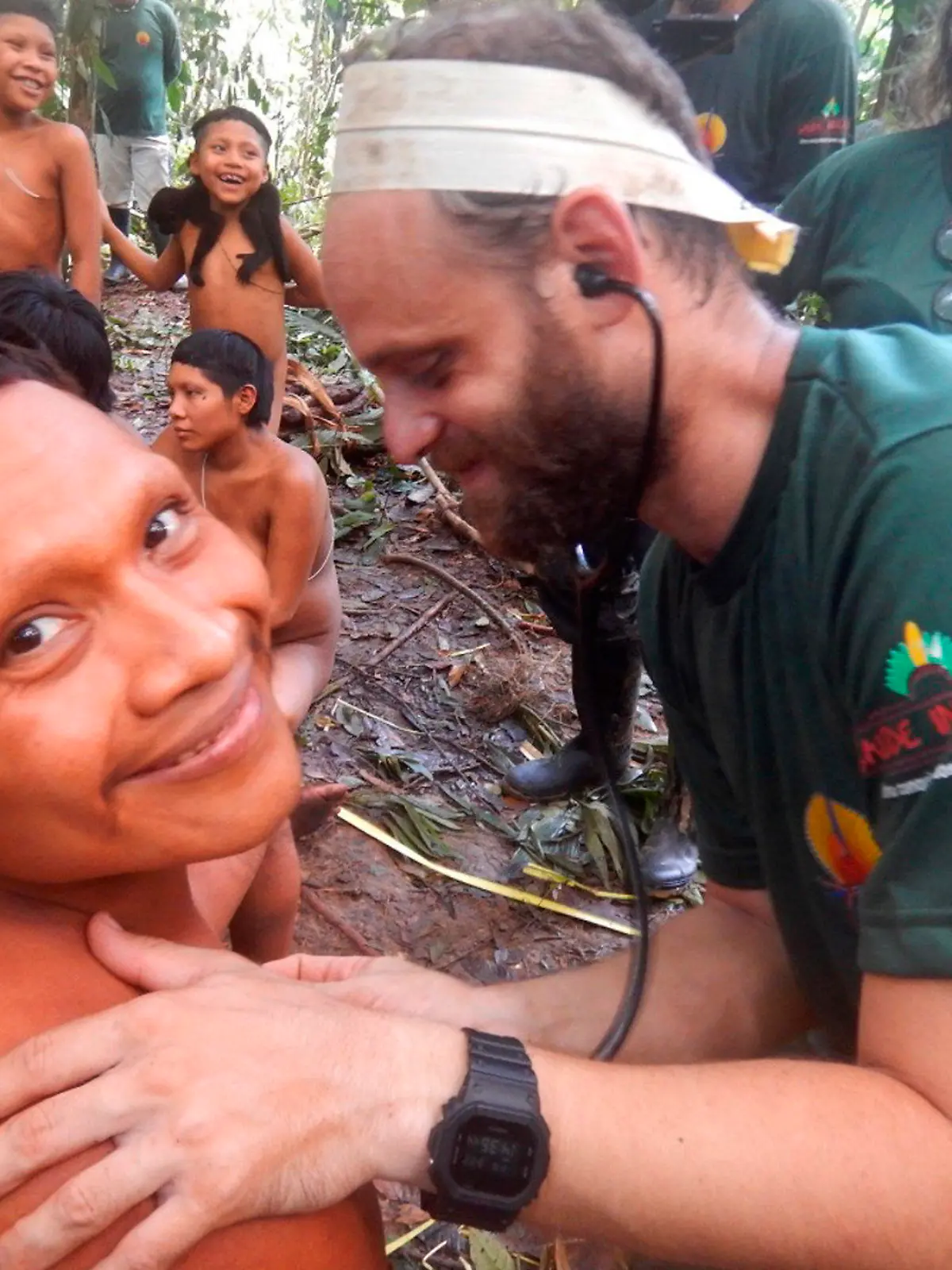 HANDOUT - 05.04.2019, Brasilien, Vale do Javari: Dieses von der Brazil·s National Indian Foundation (FUNAI) zur Verfügung gestellte Bild zeigt ein Expeditionsmitglied, das die Herzfrequenz eines Mannes aus dem Volk der Korubo abhört. Die Expedition zu dem im äußersten Westen lebenden Stamm ohne Kontakt zur Außenwelt ist staatlich organisiert. Foto: -/Brazil's National Indian Foundation - FUNAI/AP/dpa - ACHTUNG: Nur zur redaktionellen Verwendung im Zusammenhang mit der aktuellen Berichterstattung und nur mit vollständiger Nennung des vorstehenden Credits +++ dpa-Bildfunk +++