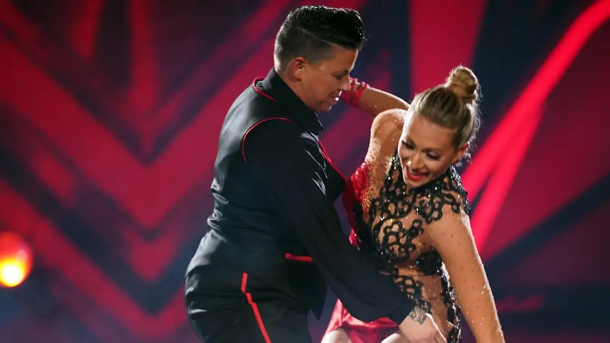 Kerstin Ott und Regina Luca tanzen Tango.
Verwendung der Bilder für Online-Medien ausschließlich mit folgender Verlinkung: "Alle Infos zu "Let´s Dance" im Special bei RTL.de: https://www.rtl.de/cms/sendungen/lets-dance.html