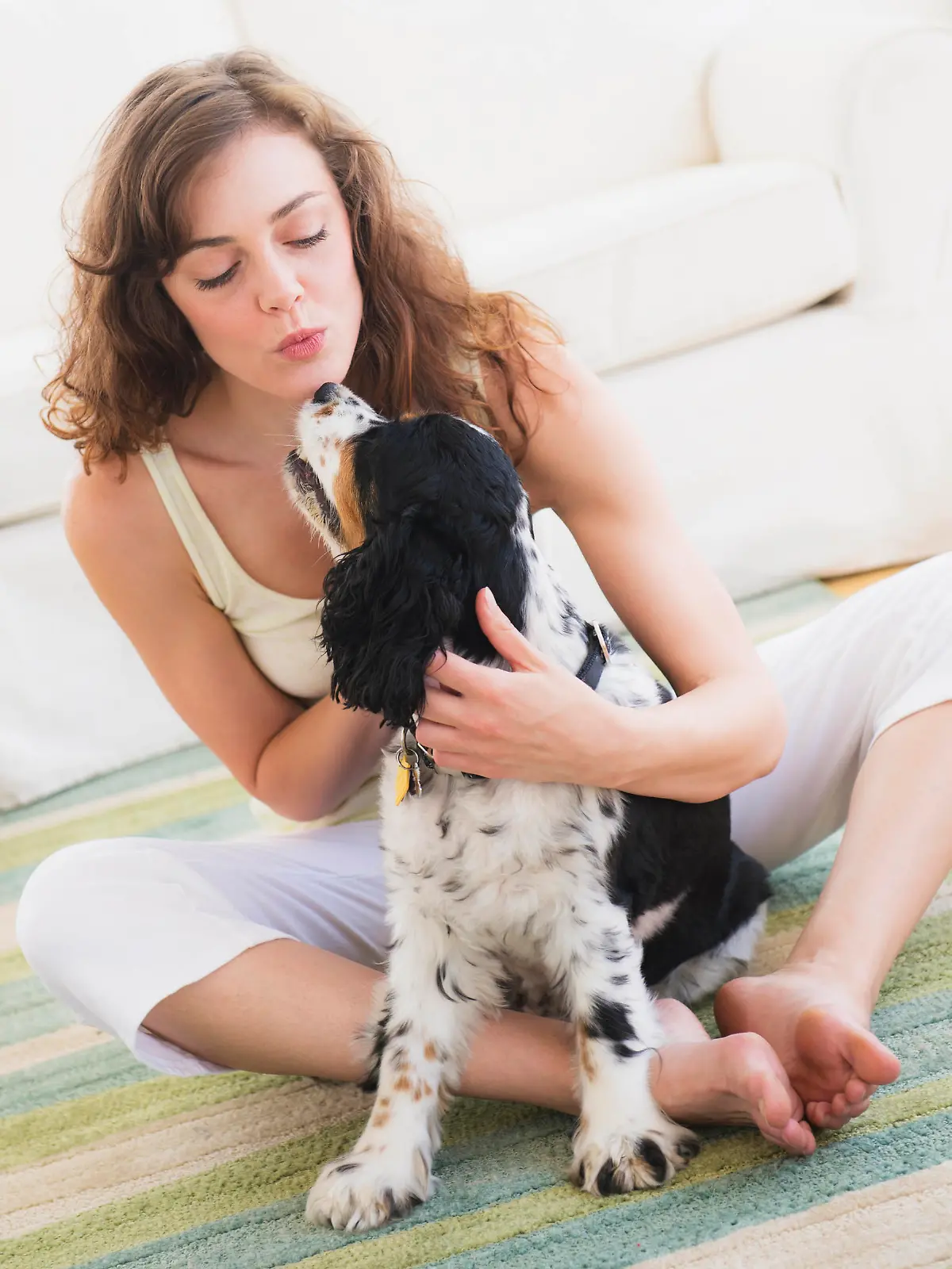 Portrait of young woman playing with dog, Frau spielt mit Hund Keine Weitergabe an Drittverwerter.