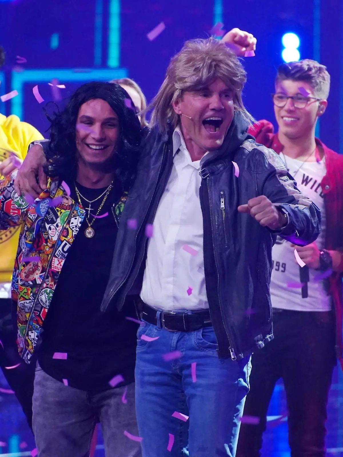  Pietro Lombardi (l.) und Dieter Bohlen performen mit den Top 10 "Cheri Cheri Lady".

Verwendung der Bilder für Online-Medien ausschließlich mit folgender Verlinkung: "Alle Infos zu "Deutschland sucht den Superstar" im Special bei RTL.de: https://www.rtl.de/cms/sendungen/superstar.html