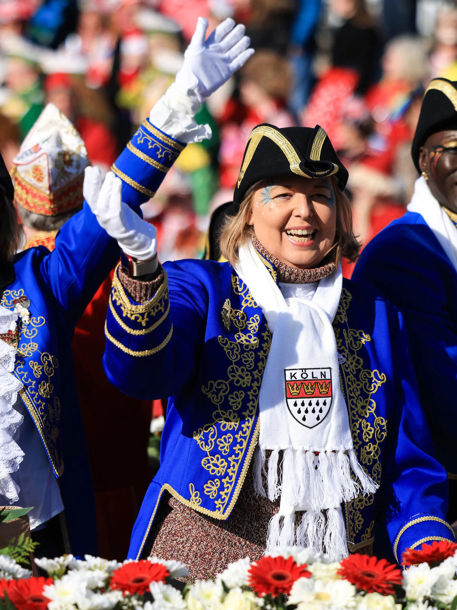 20.02.2023, Nordrhein-Westfalen, Köln: Bundestagspräsidentin Bärbel Bas (N, SPD), Sportreporterin Laura Wontorra (l) und Model Papis Loveday fahren auf dem Präsidentenwagen des Festkomitees Kölner Karneval im Festumzug mit. In Köln findet der erste Rosenmontagszug seit drei Jahren statt, 2021 und 2022 waren die Züge wegen Corona ausgefallen. 2022 gab es in Köln stattdessen eine Demonstration gegen den Angriffskrieg Russlands auf die Ukraine. Foto: Oliver Berg/dpa +++ dpa-Bildfunk +++