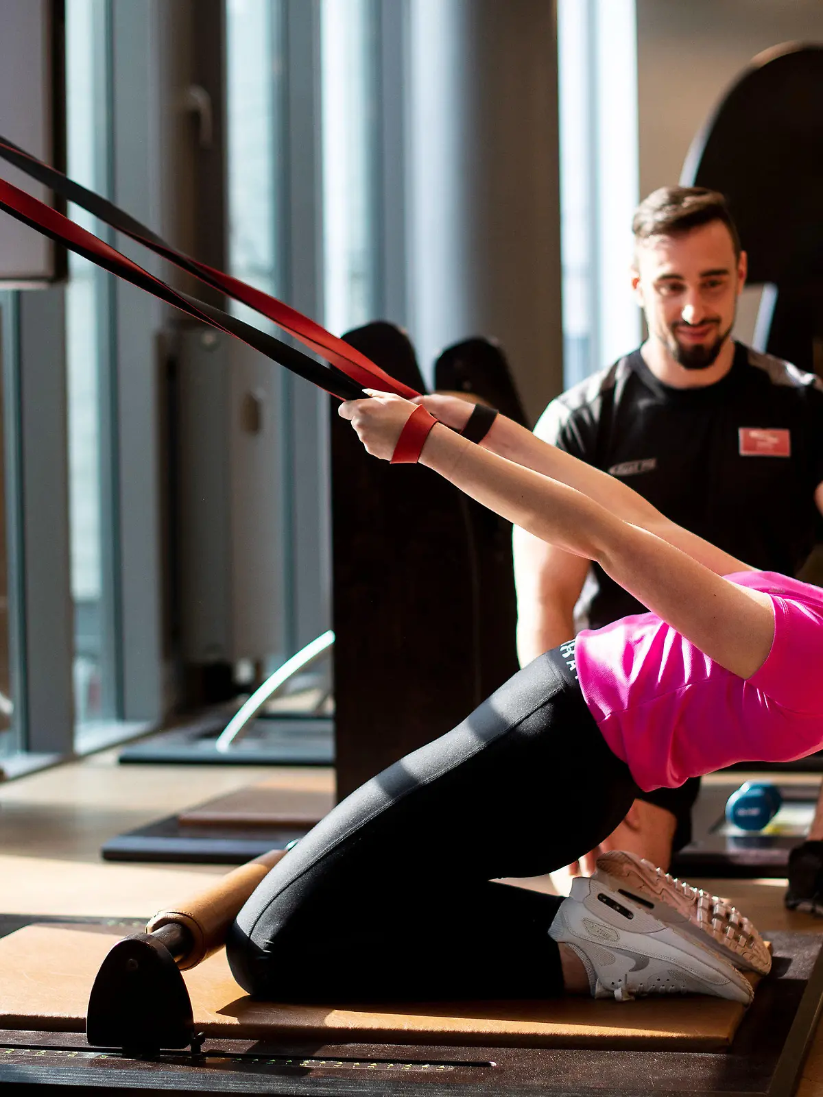 02.04.2019, Nordrhein-Westfalen, Köln: Personal Trainer Matthias zeigt Model Desiree während eines Pressetermins auf der Fitnessmesse FIBO verschiedene Fitnessübungen. Die FIBO sieht sich als weltgrößte Messe für Fitness, Wellness und Gesundheit. Vom 4. bis 7. April 2019 zeigen in Köln mehr als 1.100 Aussteller aus Europa und anderen Weltregionen ihre Neuheiten. Foto: Marius Becker/dpa +++ dpa-Bildfunk +++